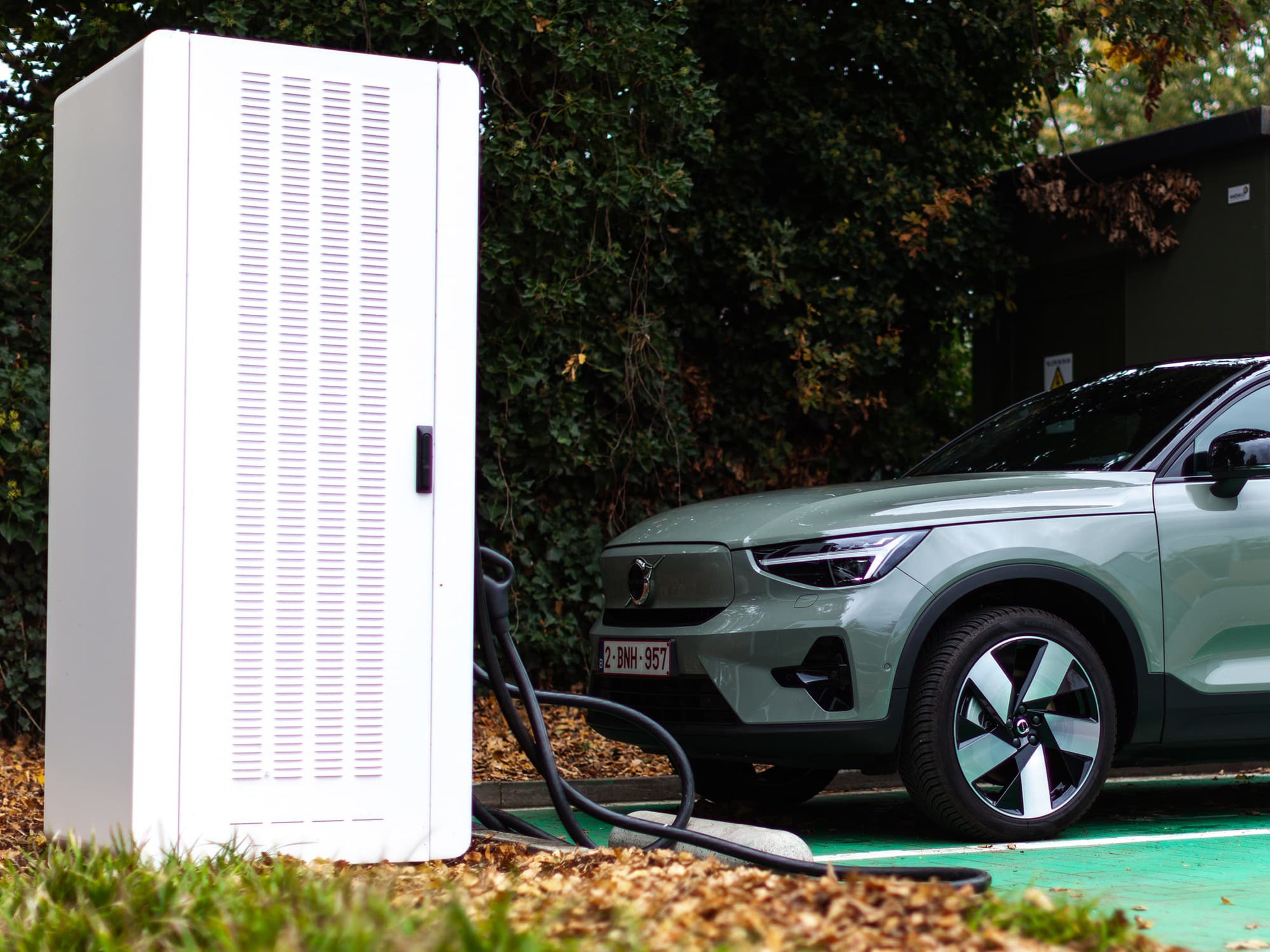 Voorkant van een Volvo EC40 die aan het opladen is aan een snellaadstation.