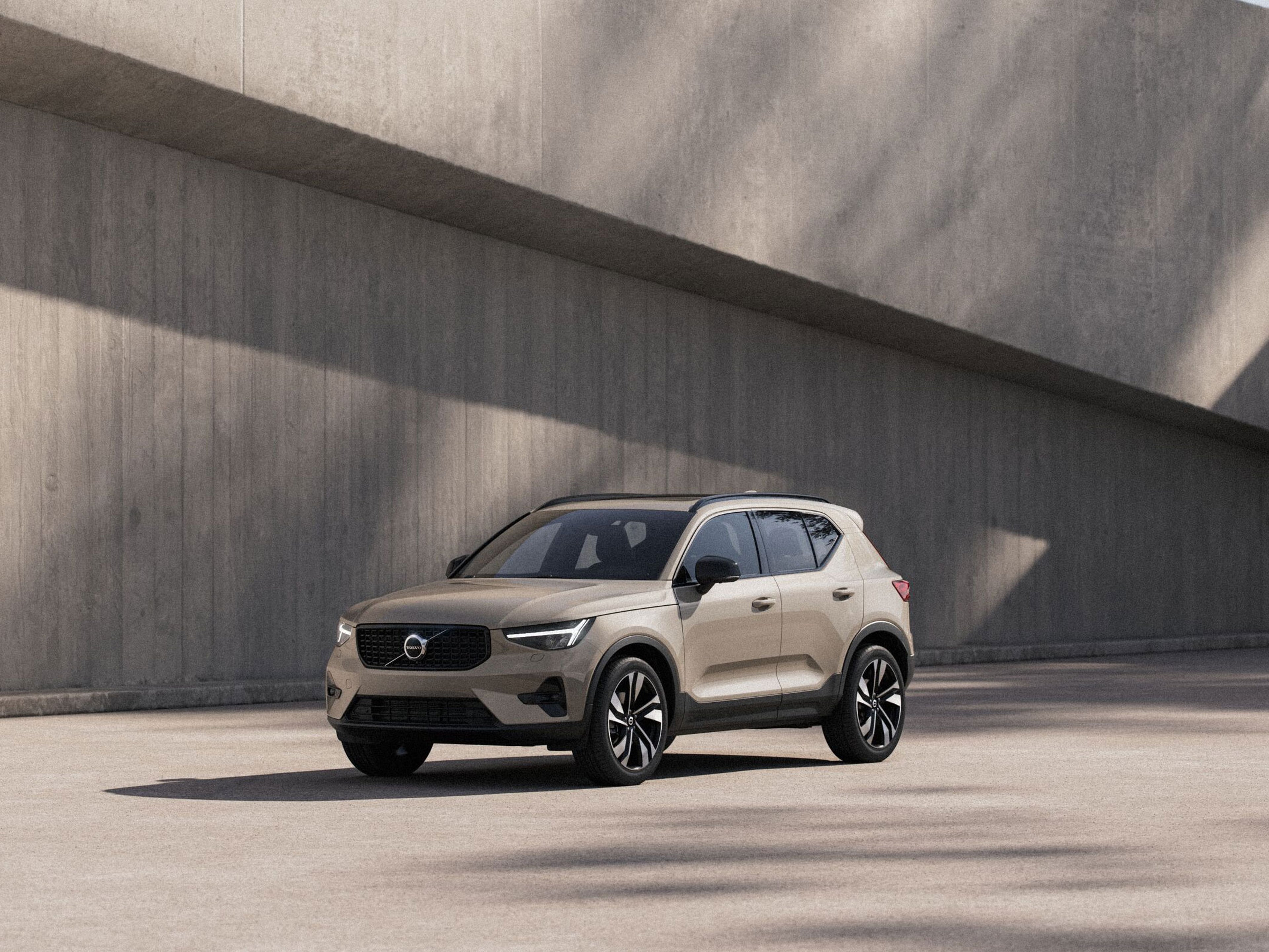 Volvo XC40 в цвят Sand Dune, паркирано на фона на бетонна стена