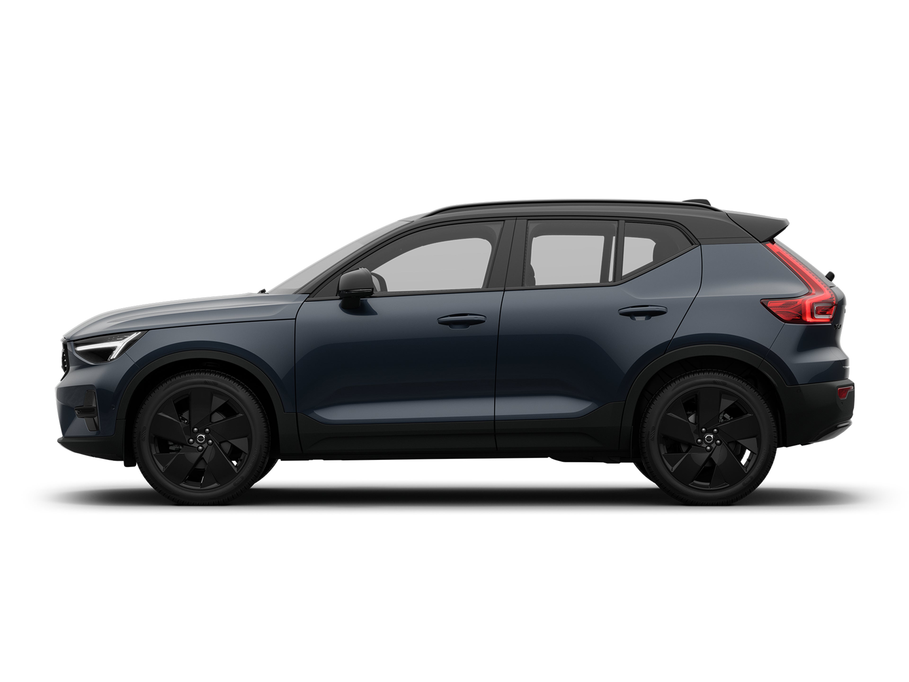 Seitliche Ansicht eines Volvo XC40 Black Edition Mild-Hyrbid in denim blue