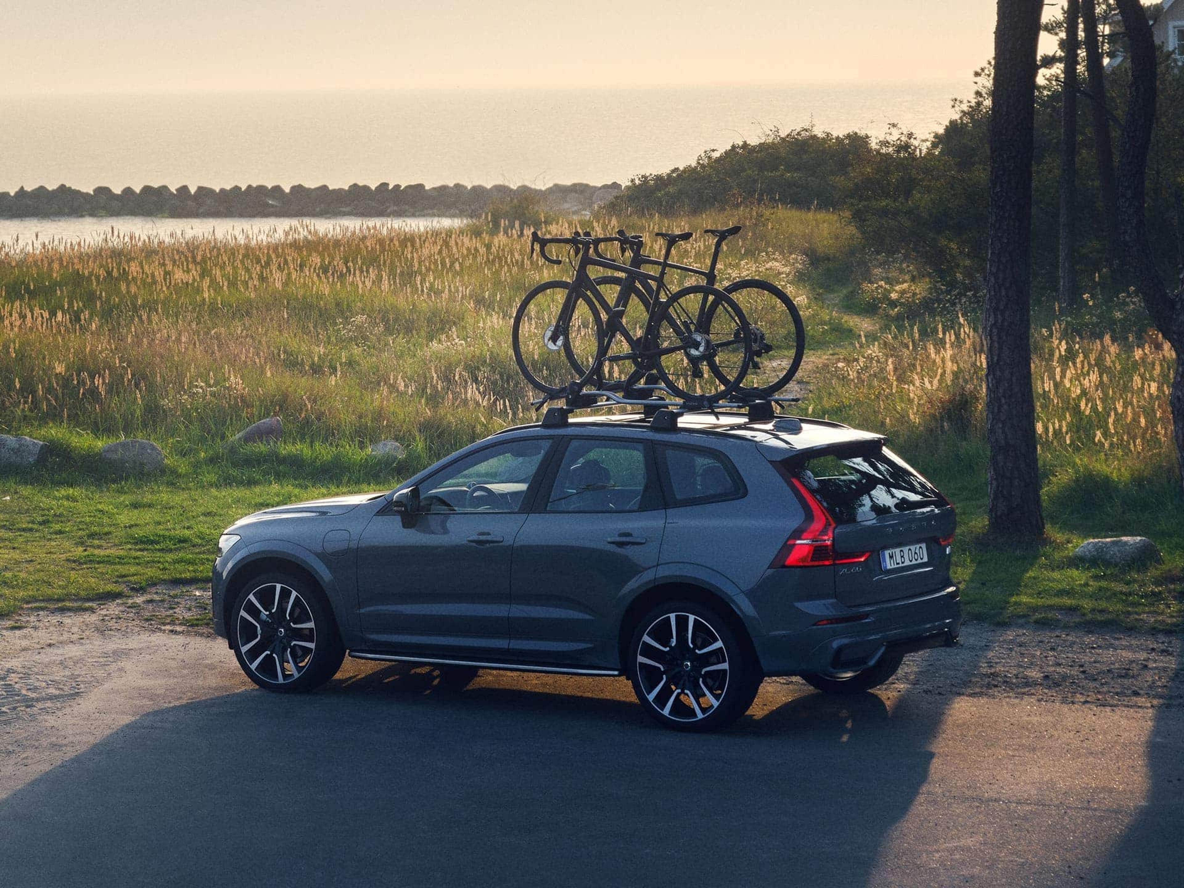 Volvo XC60 avec porte-vélos et 2 vélos sur le toit