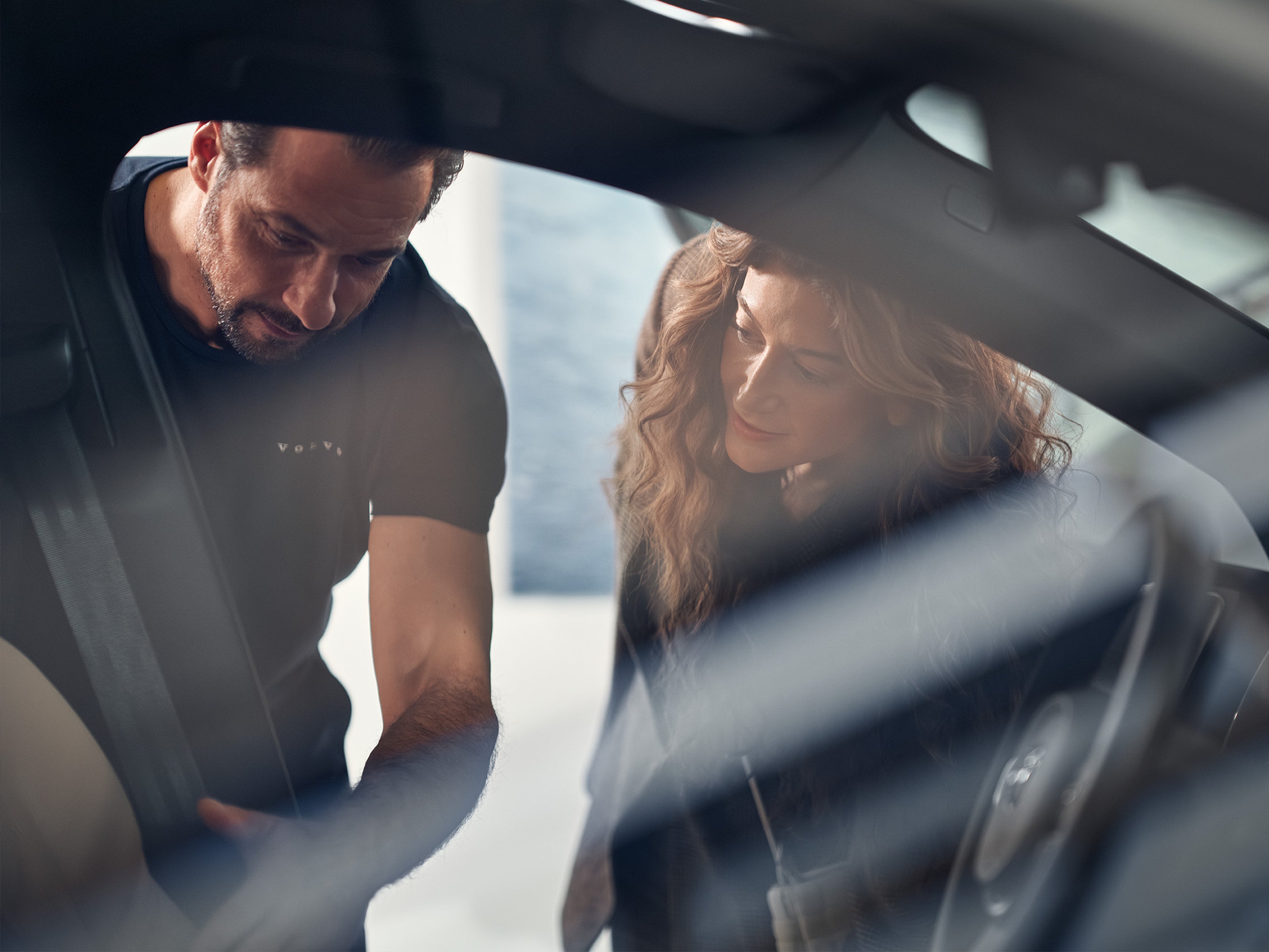 Volvo Omamekaanikko ja asiakas katsovat auton sisätiloja.