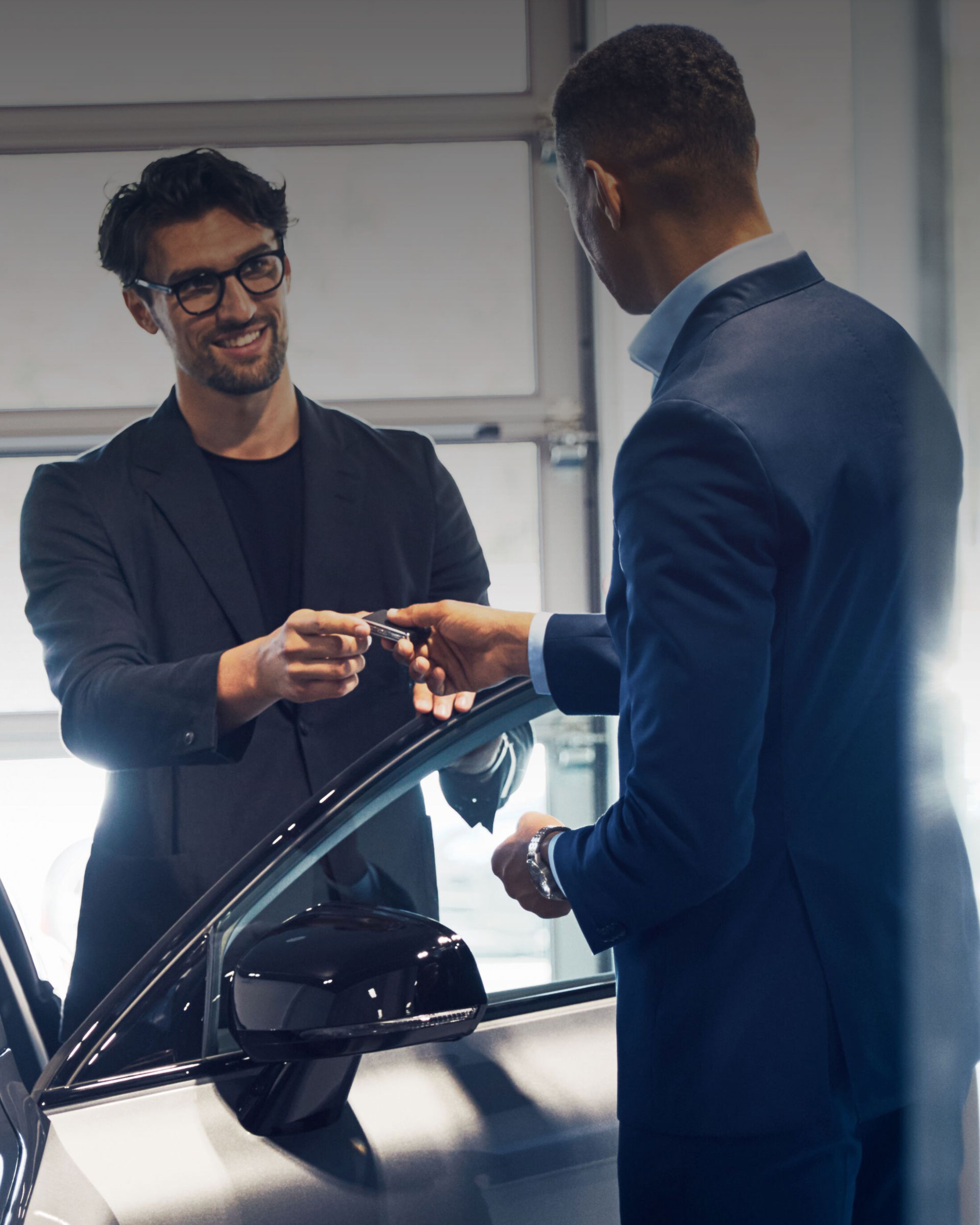 Dos hombres en un centro de servicios Volvo.