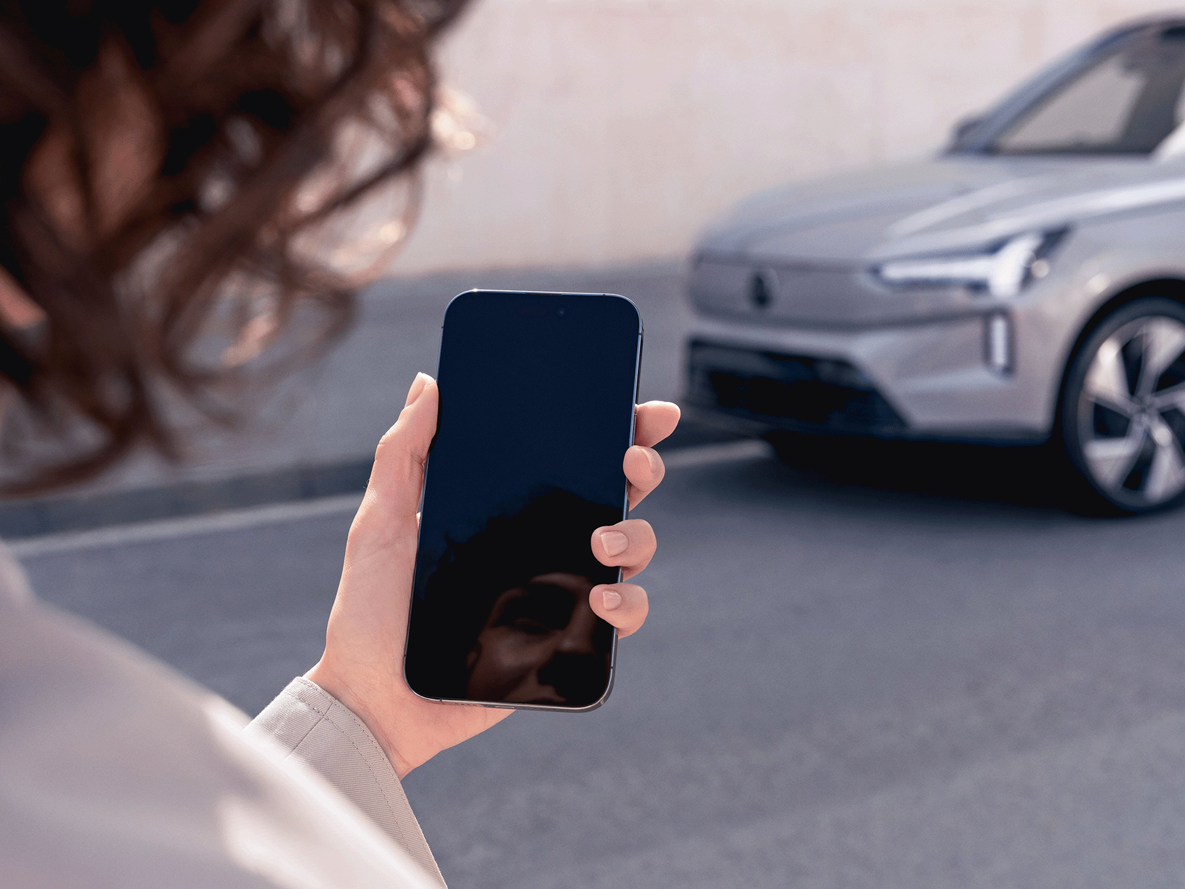 Eine Frau hält ein Smartphone.