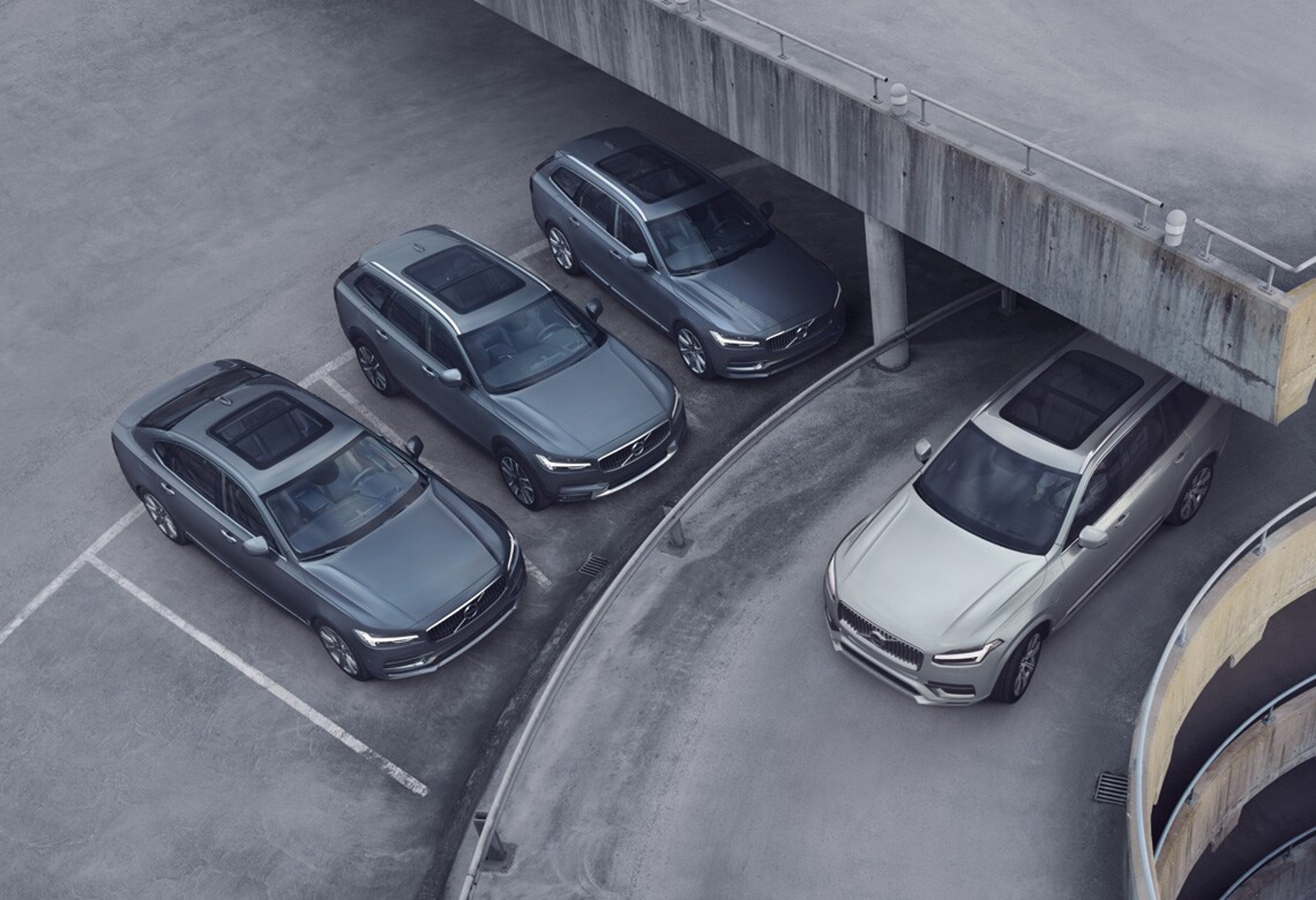 Volvo modellek egy parkolóházban