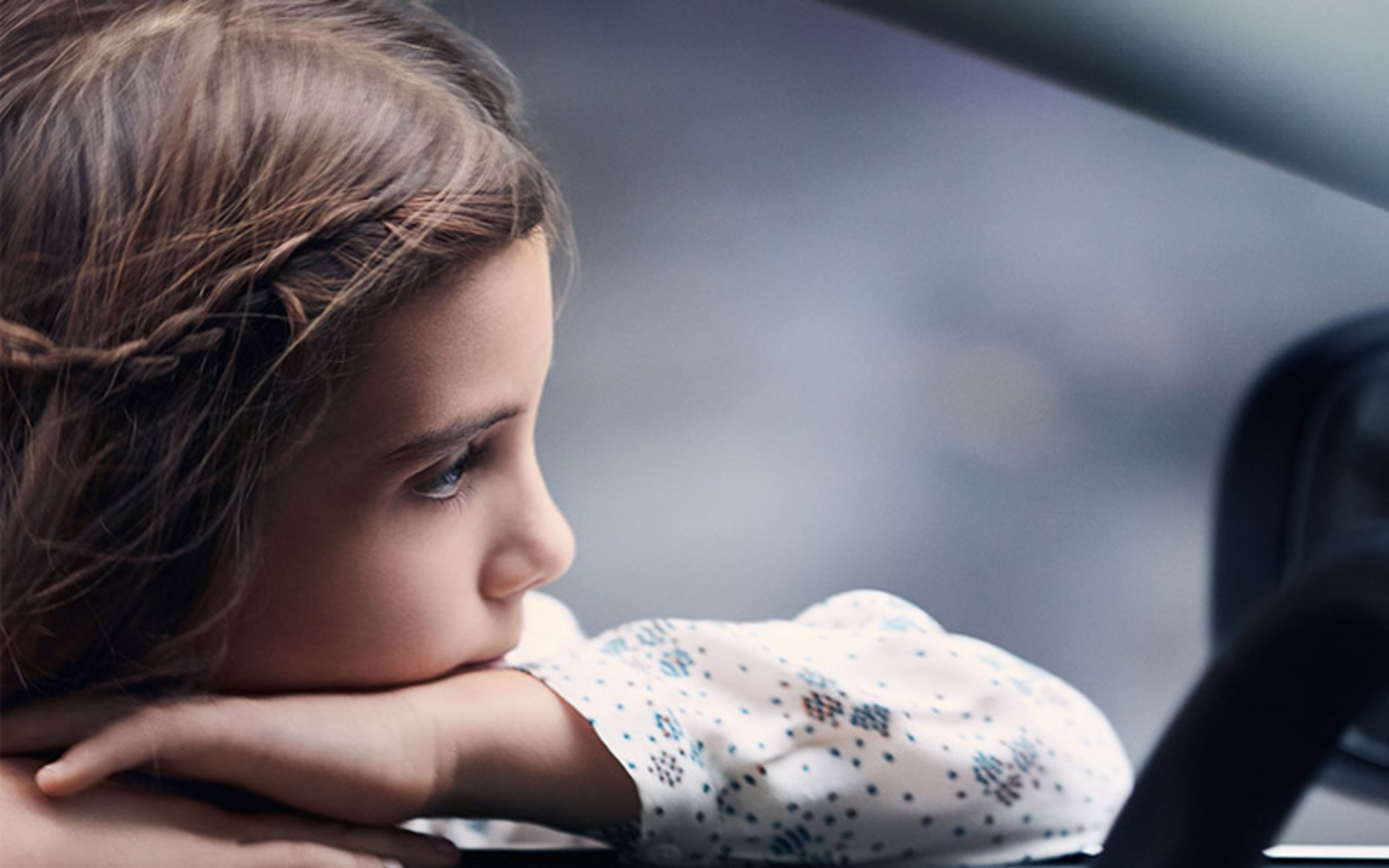 車から顔を出す少女