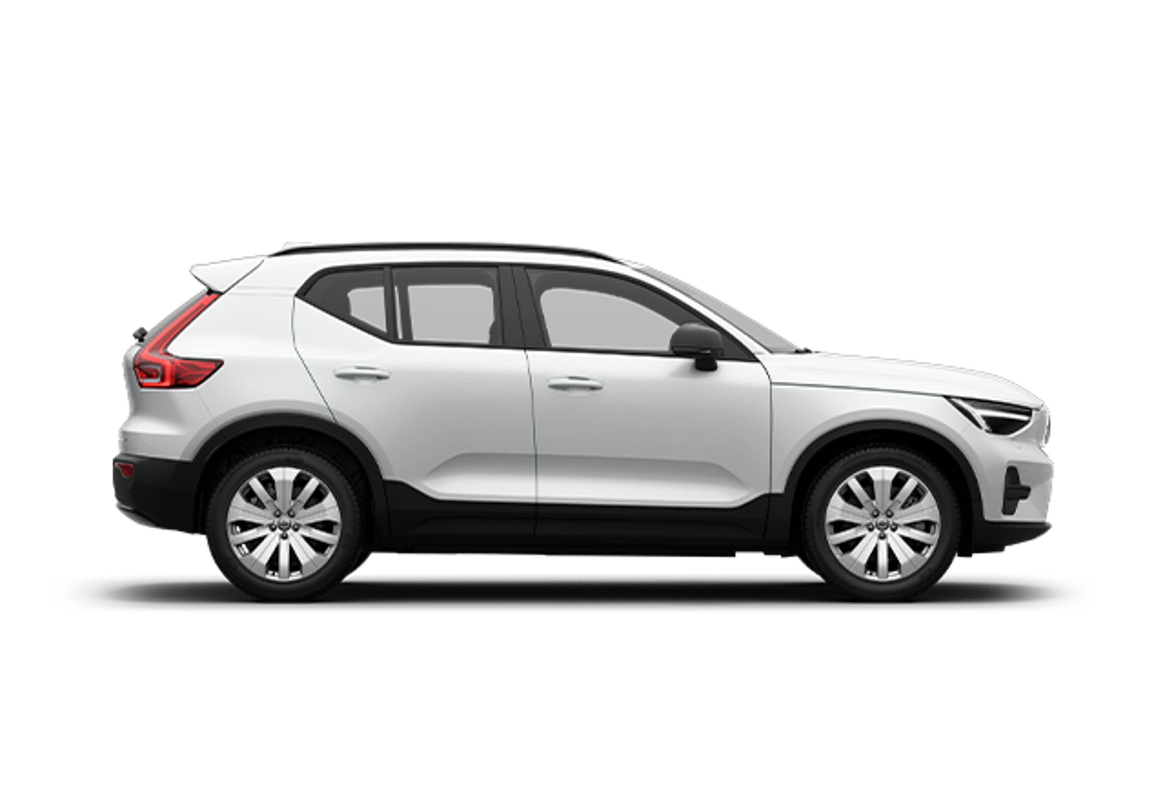 Ein weißer Volvo EX40 SUV vor weißem Hintergrund.