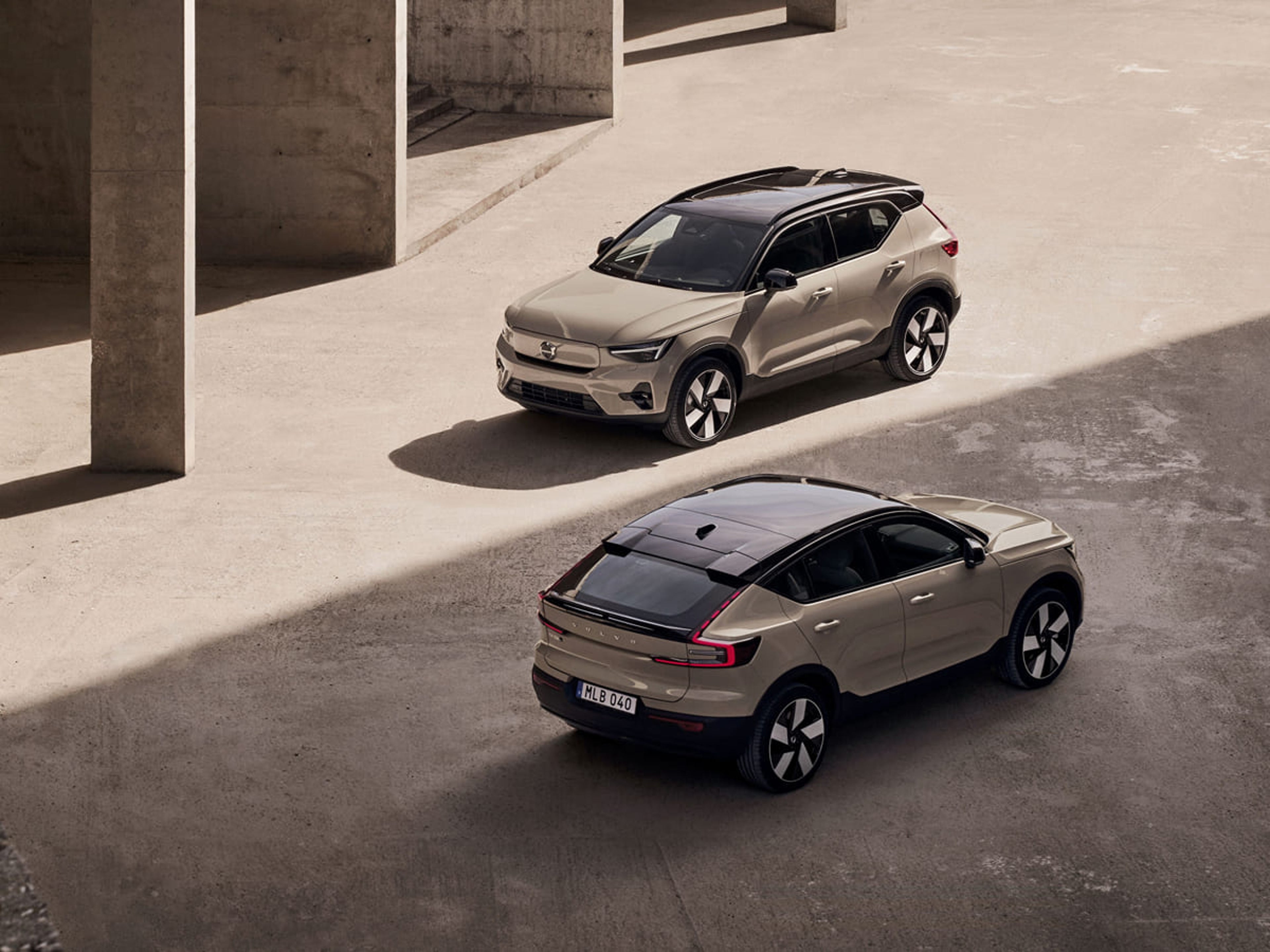 EX40 e EC40 estacionados diagonalmente um em relação ao outro