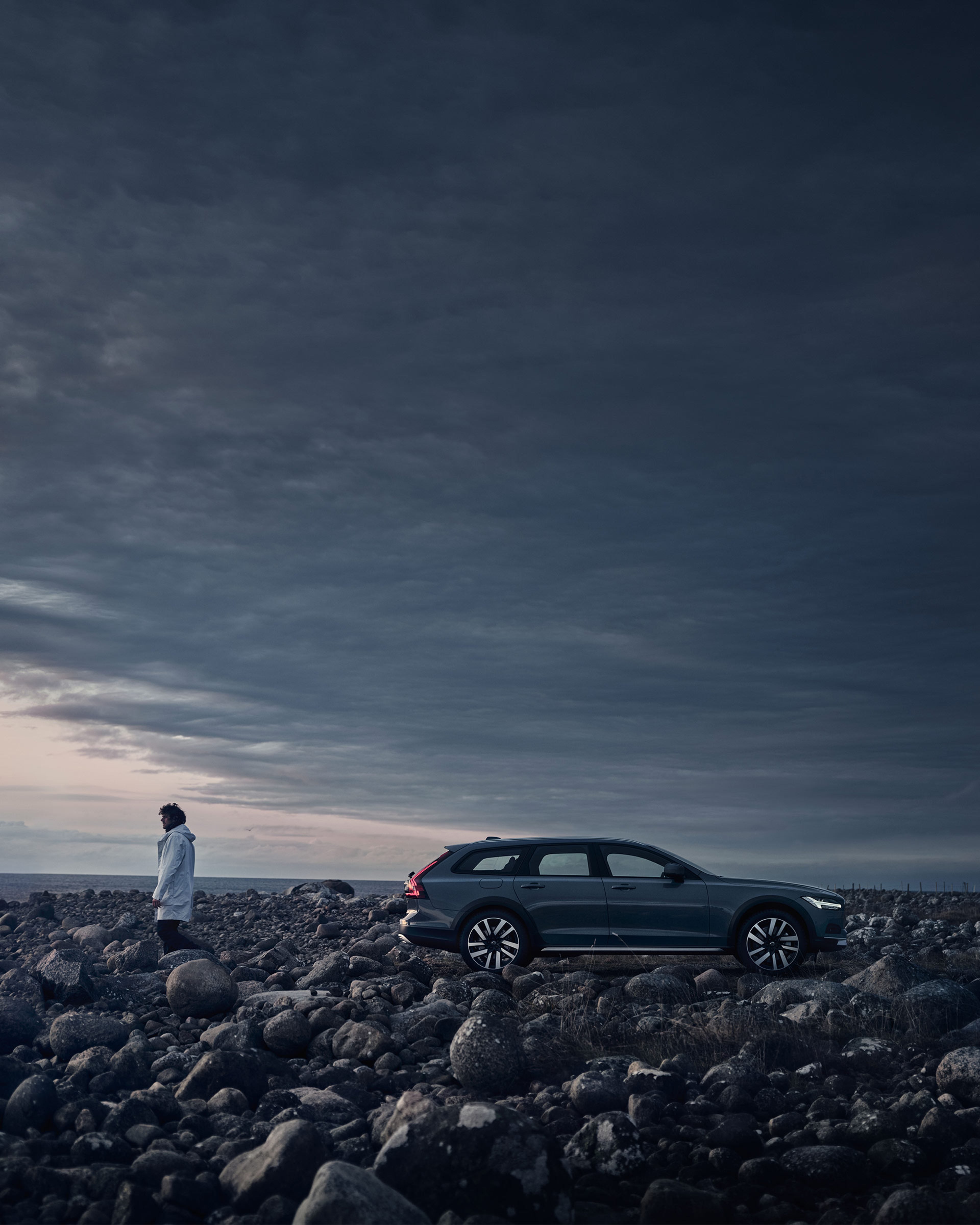 Volvo V90 vid hav i skymning