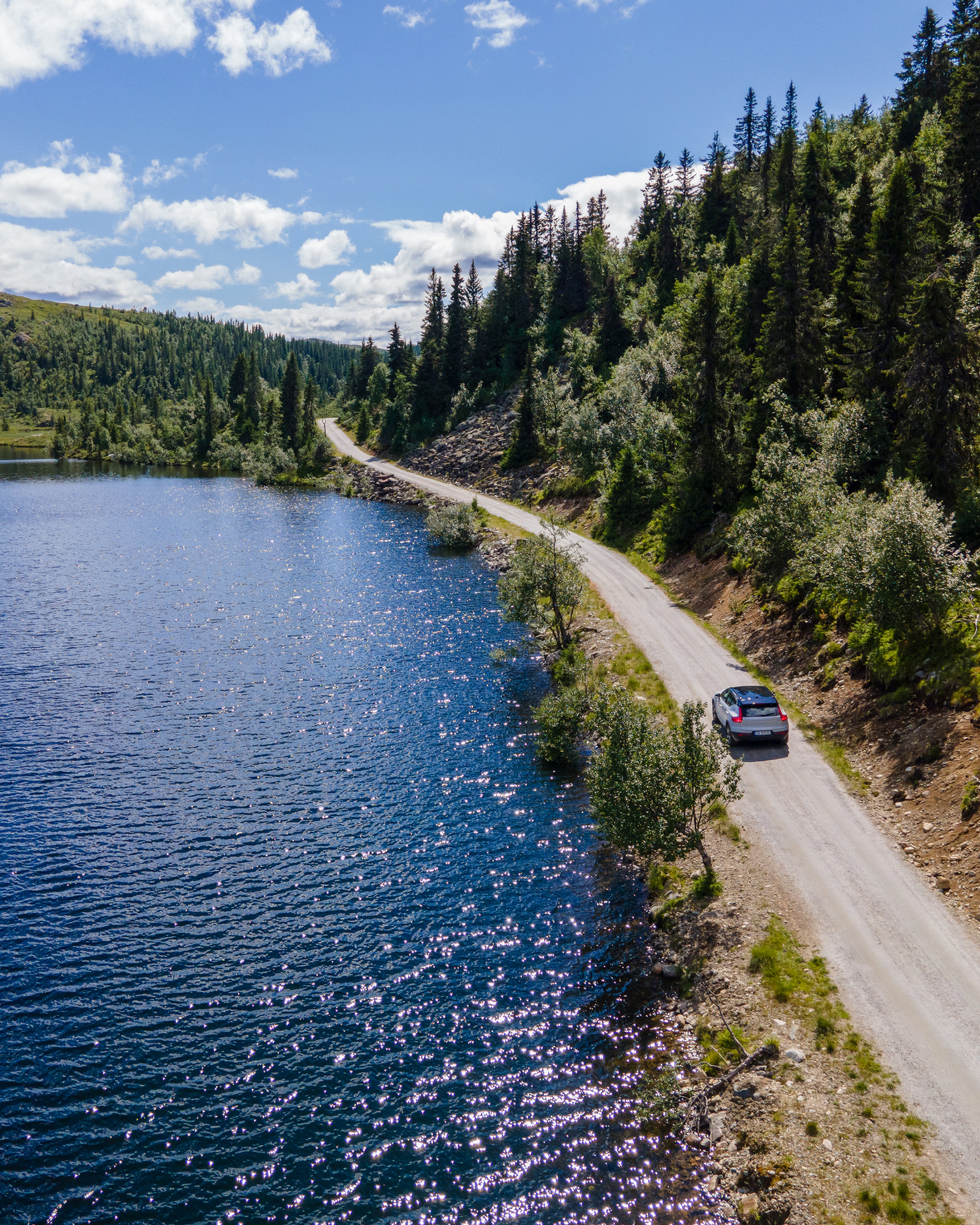 dronebilde av Volvo kjørende langs en kystvei
