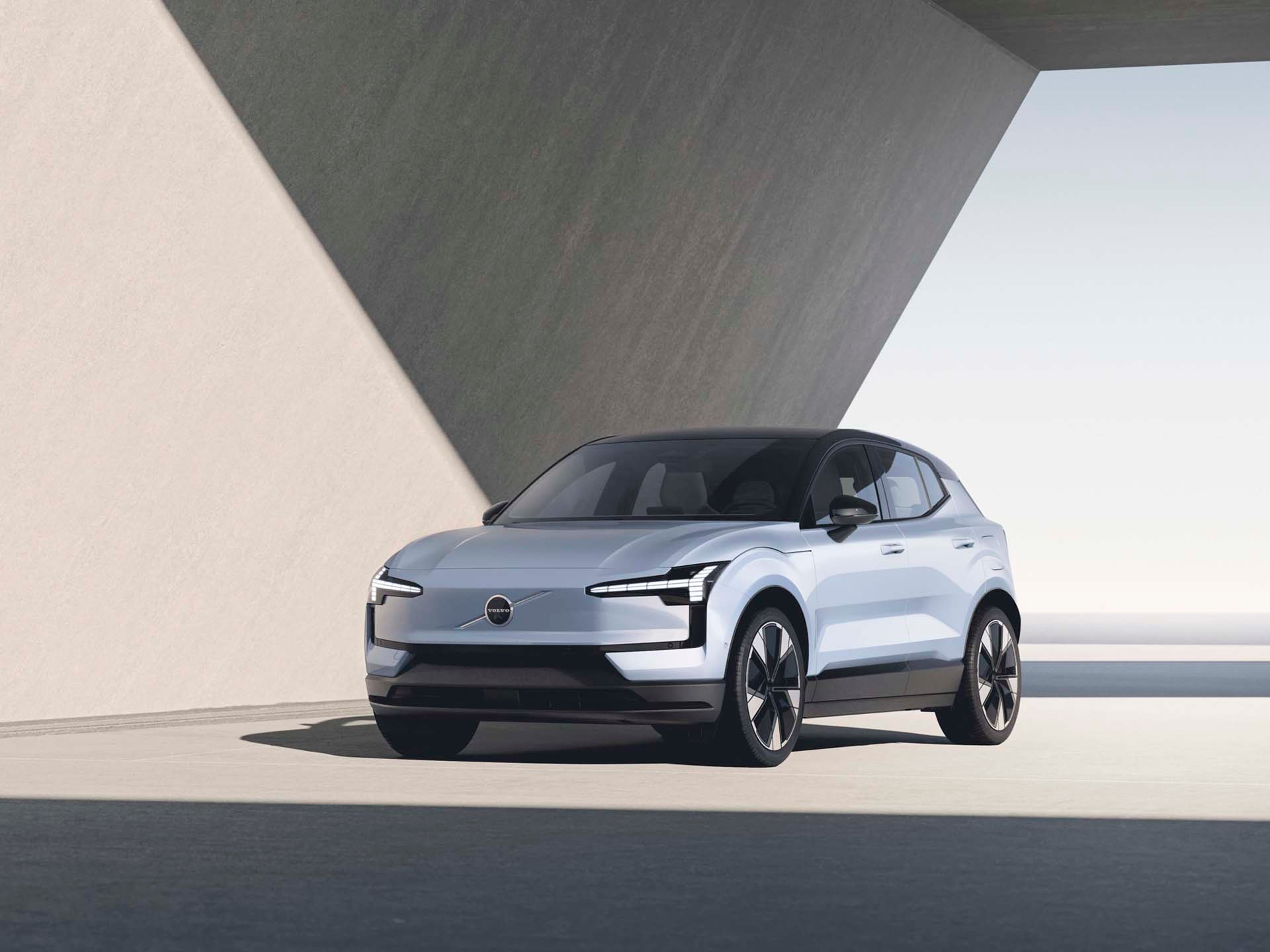 Volvo EX30 eléctrico vista lateral frontal