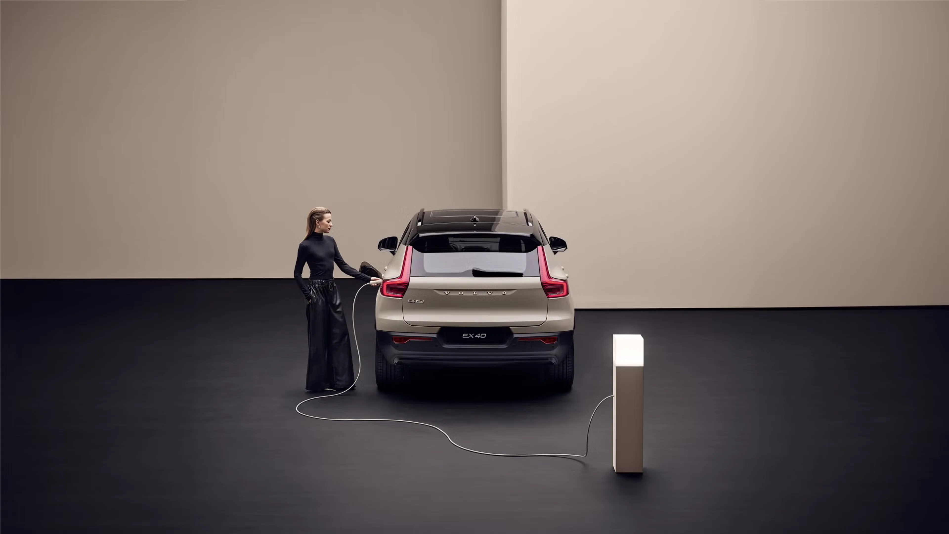A rear image of the Volvo EX40 in sand dune.