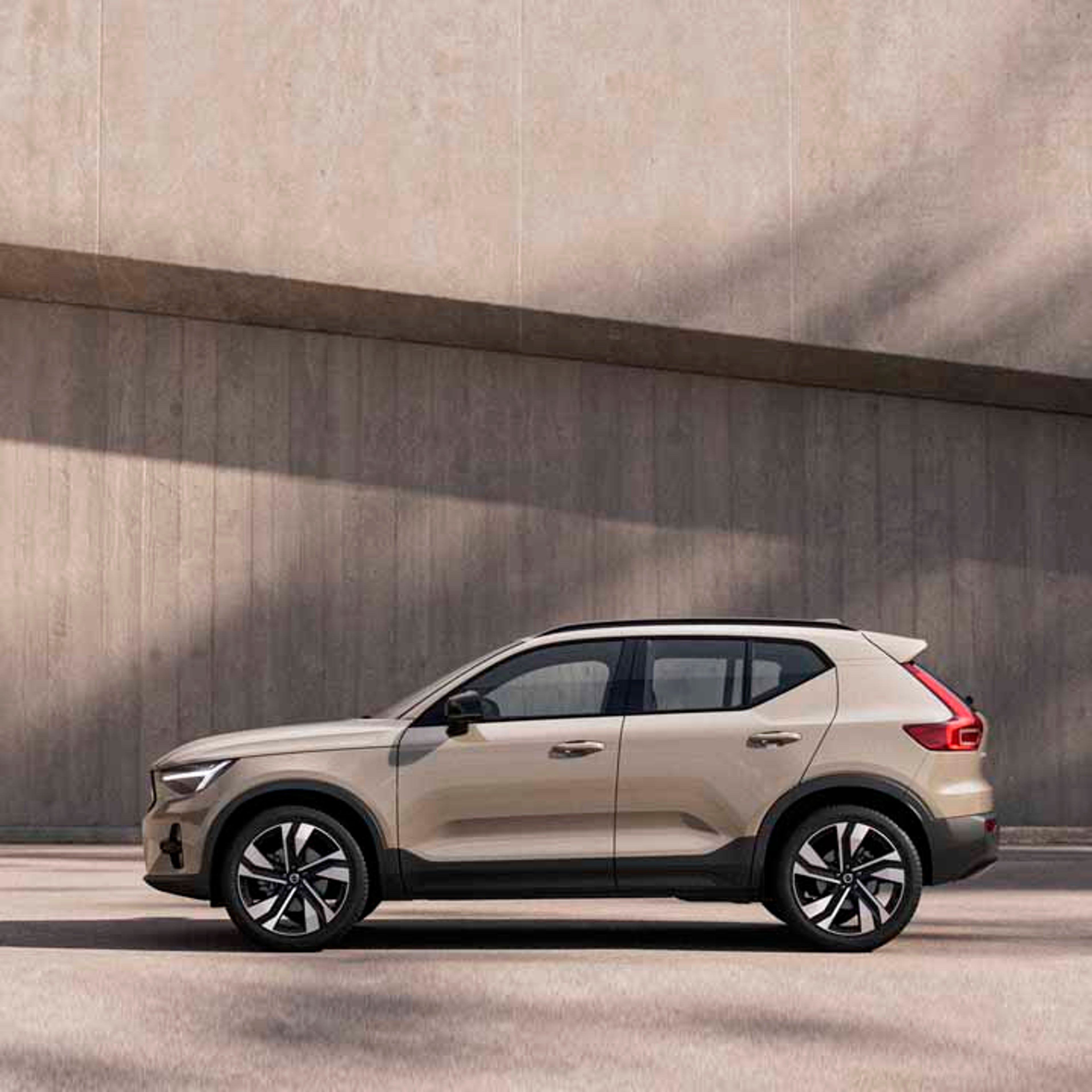 Volvo XC40 mild hybrid vista lateral de este SUV compacto en color Sand Dust