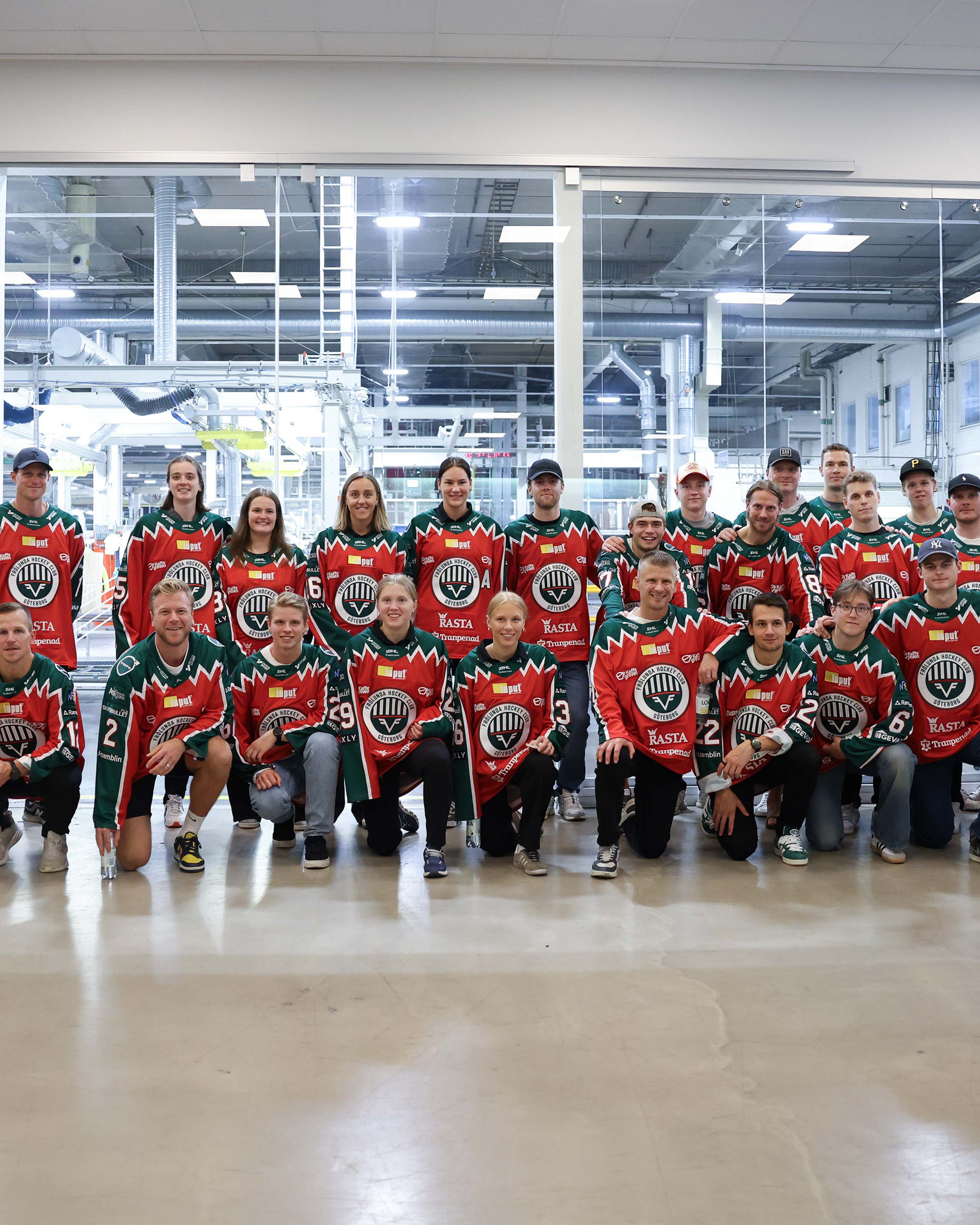 Ishockeylag från Frölunda Hockey Club på besök i Volvo Cars fabrik