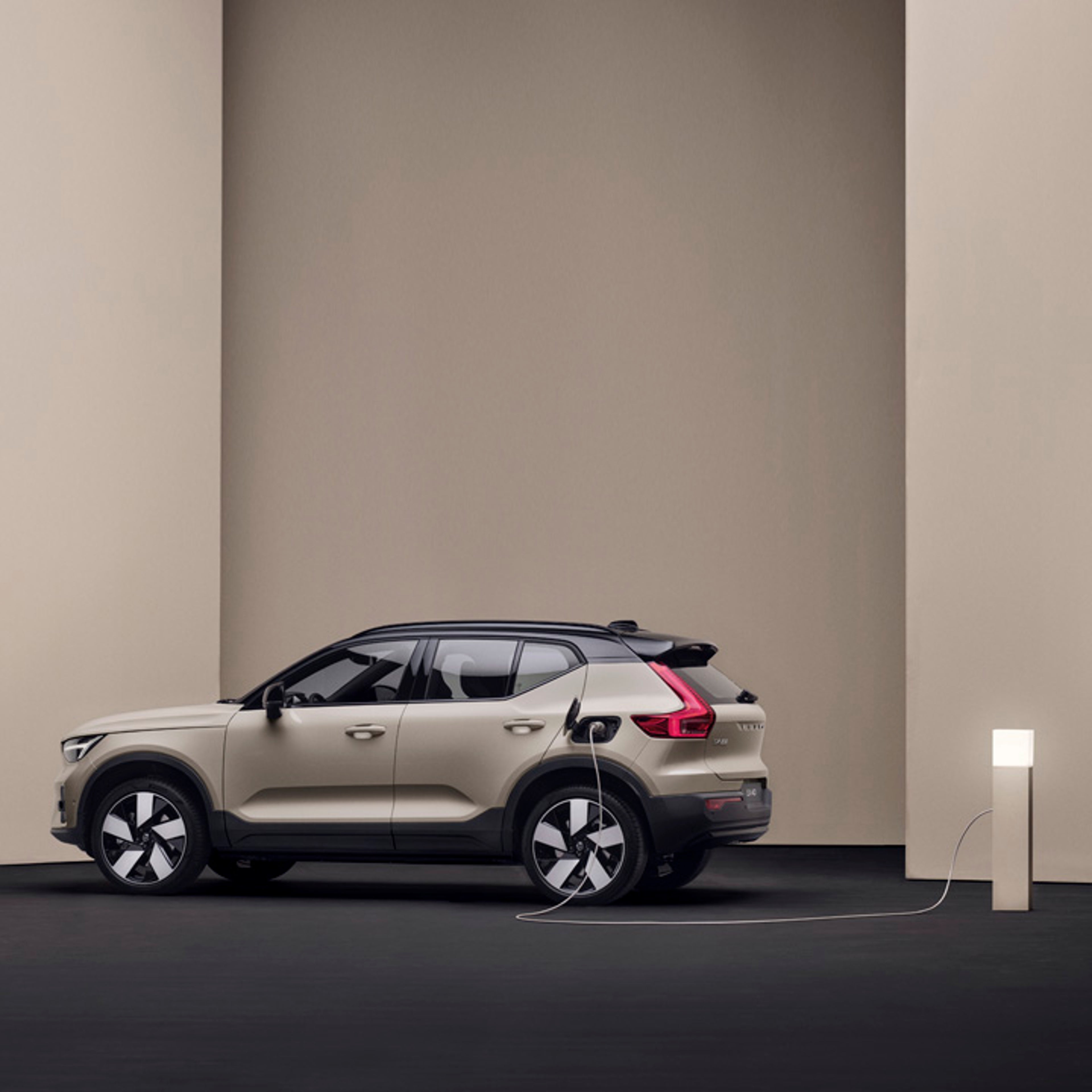 Un Volvo EX40 recargando vista lateral