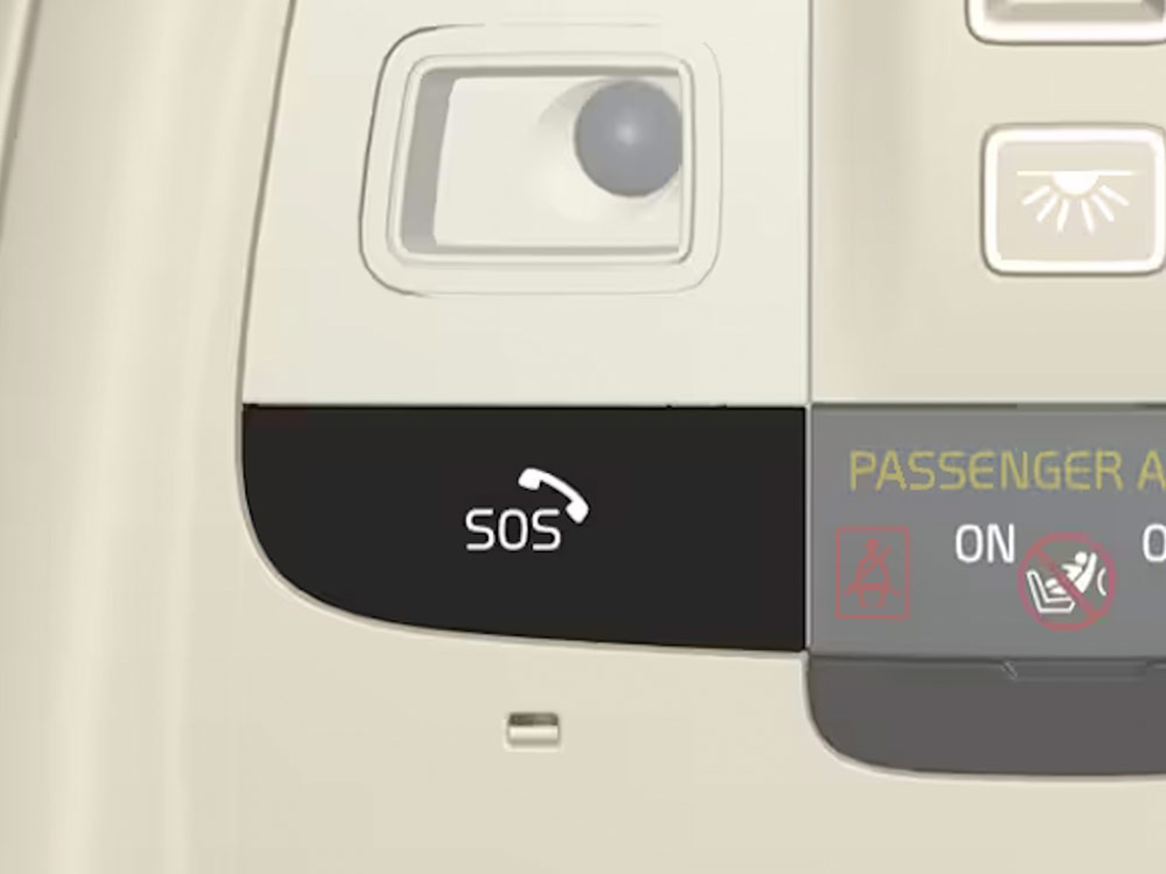 Gros plan du bouton SOS sur la console de pavillon d'une Volvo.