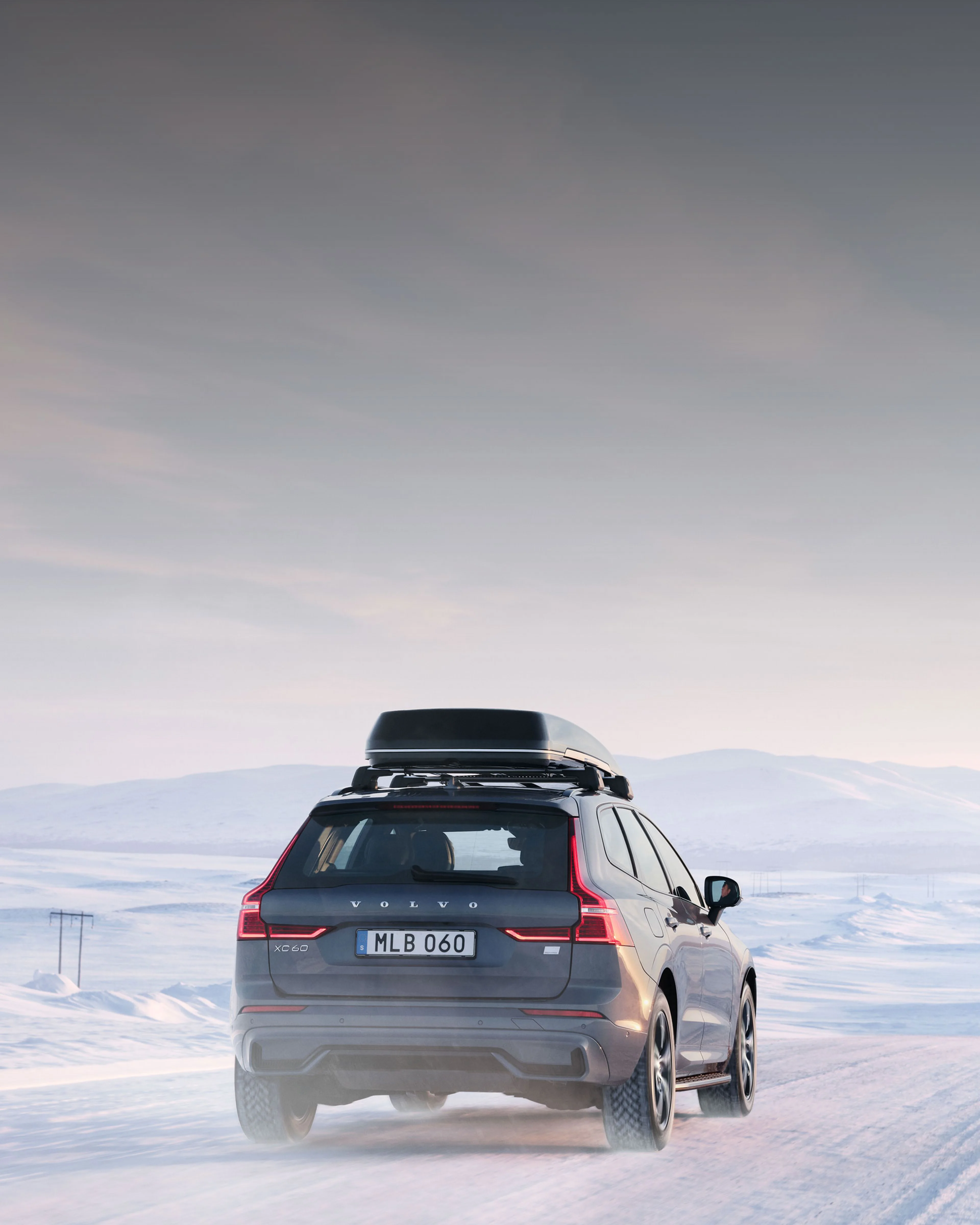 Un Volvo XC60 conducido sobre la nieve