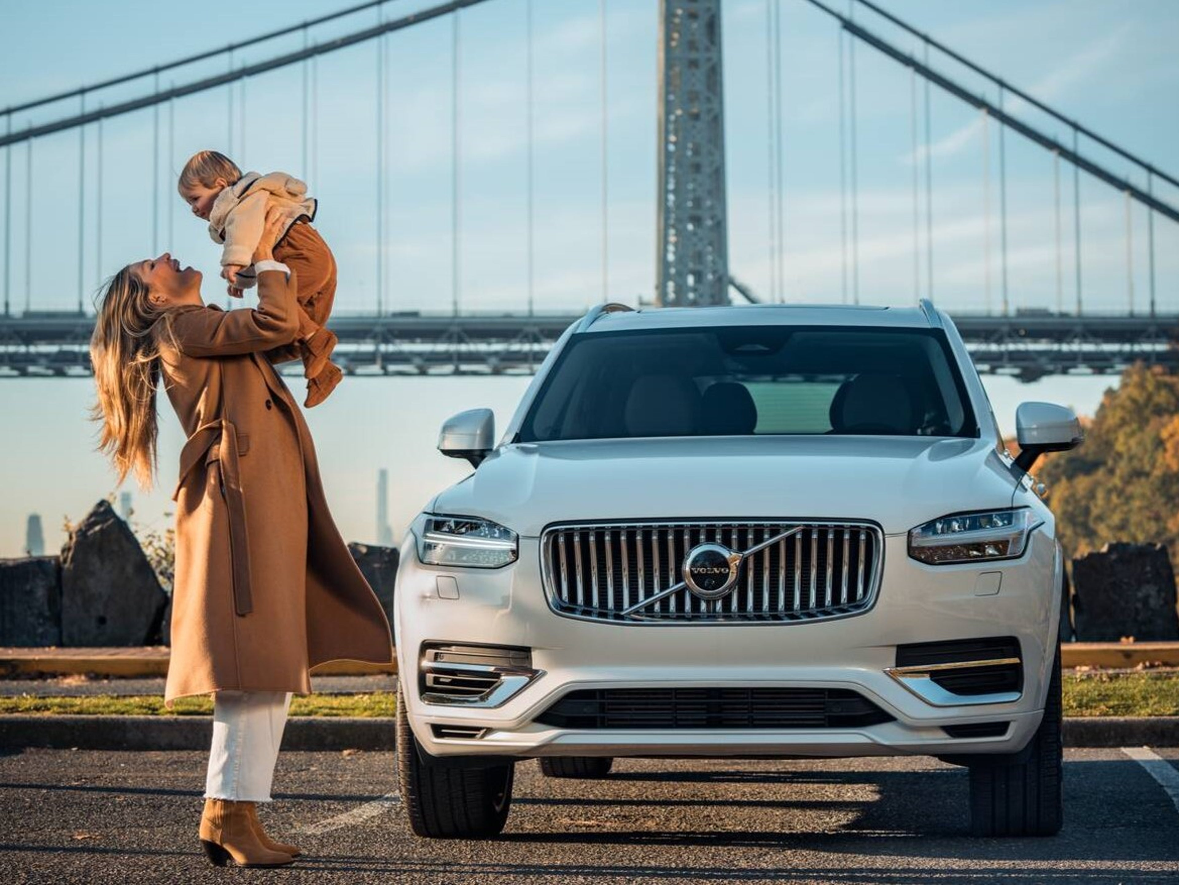 Volvo XC90 plug-in hybrid with woman and child - Certified by Volvo