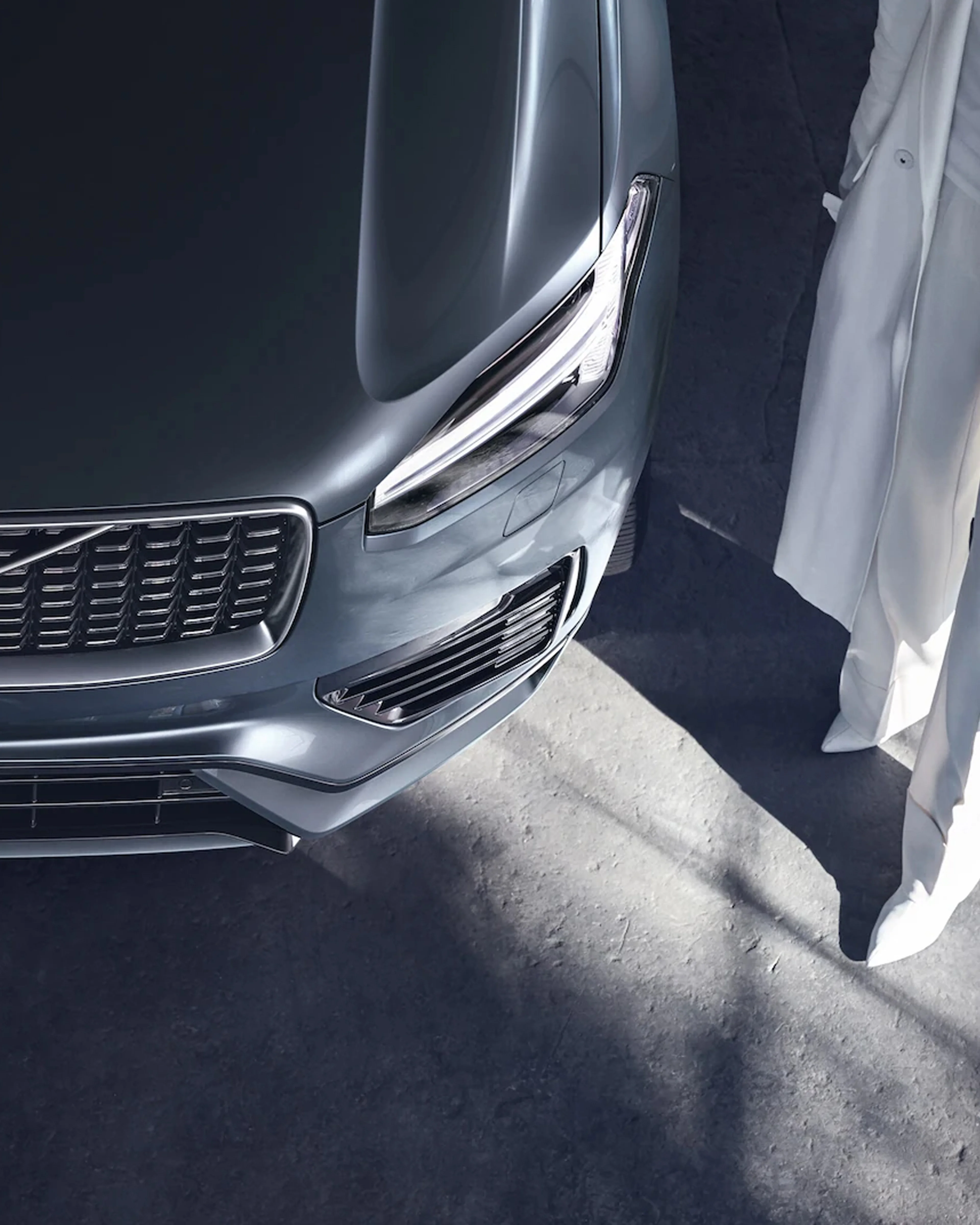 Volvo SUV og en dame, sett ovenfra og ned