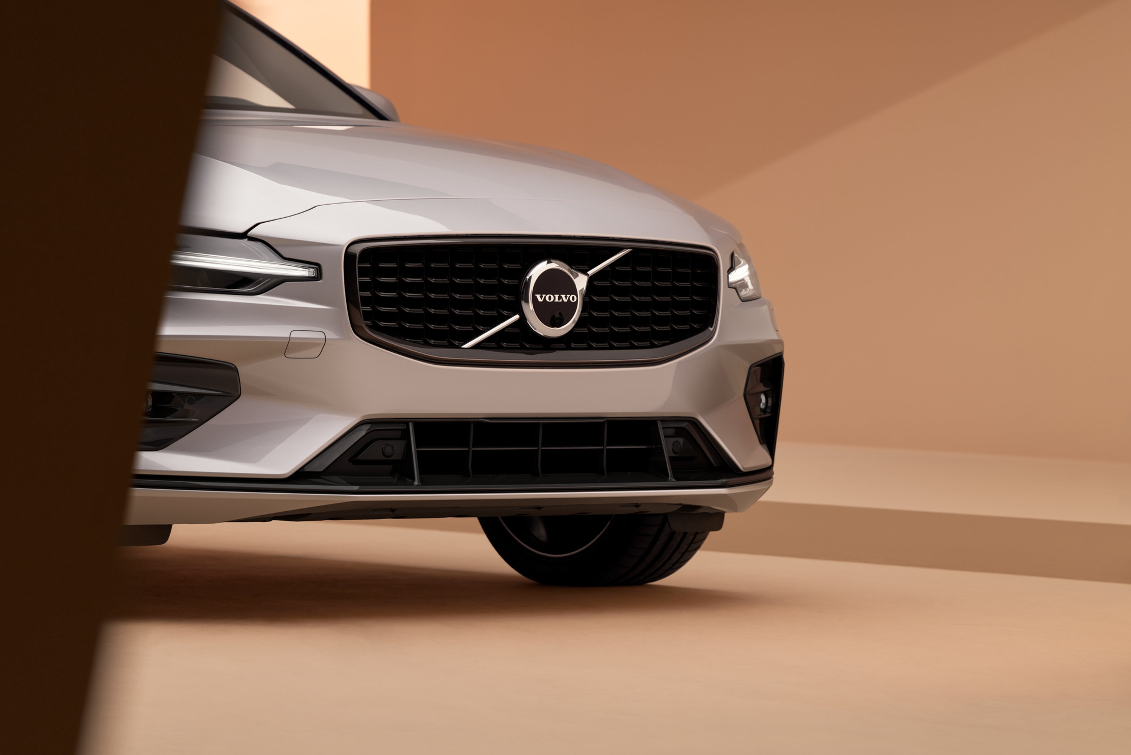 Egy Volvo modell eleje sárga háttér előtt