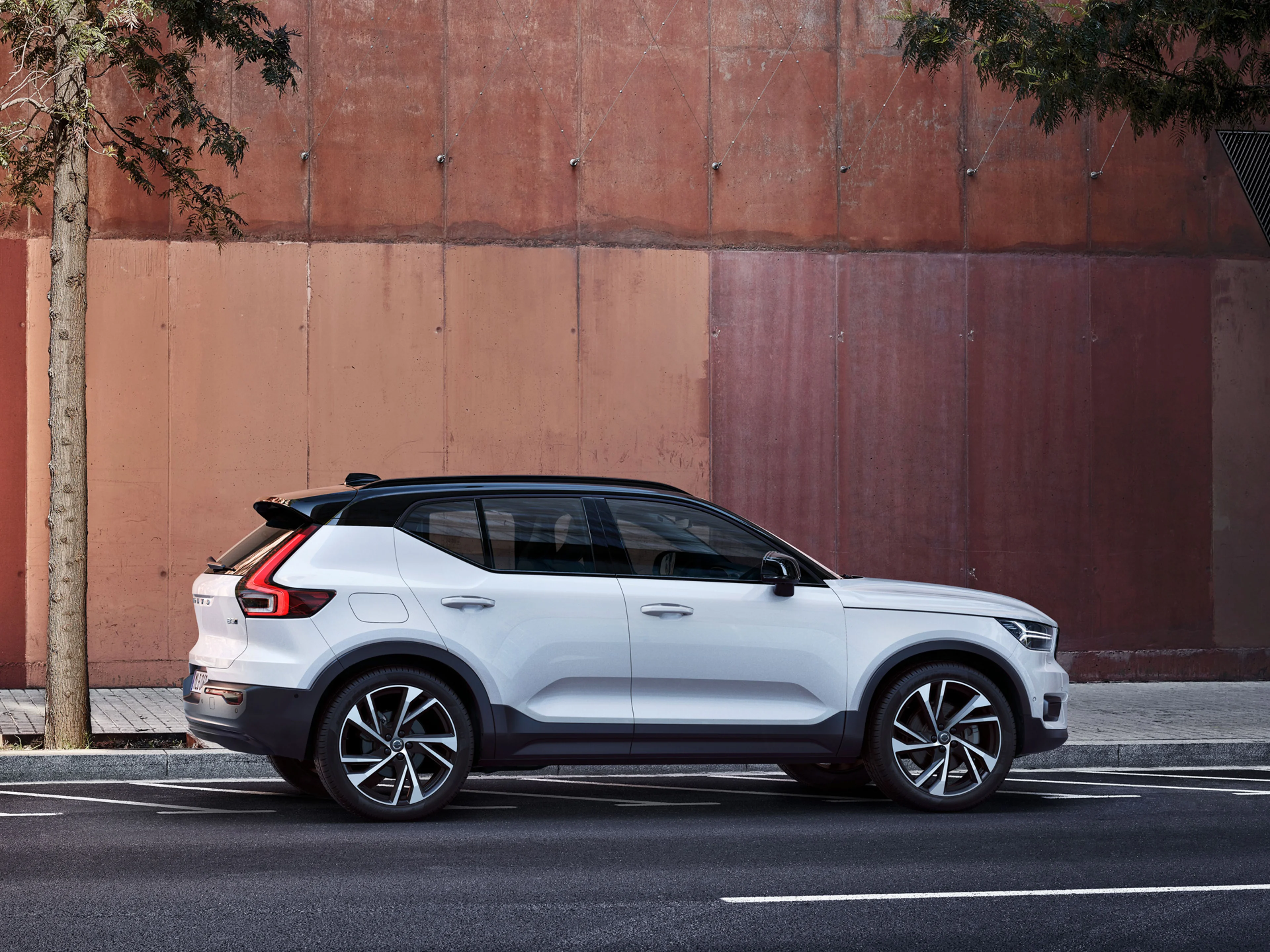 Un Volvo XC40 estacionado en una avenida.