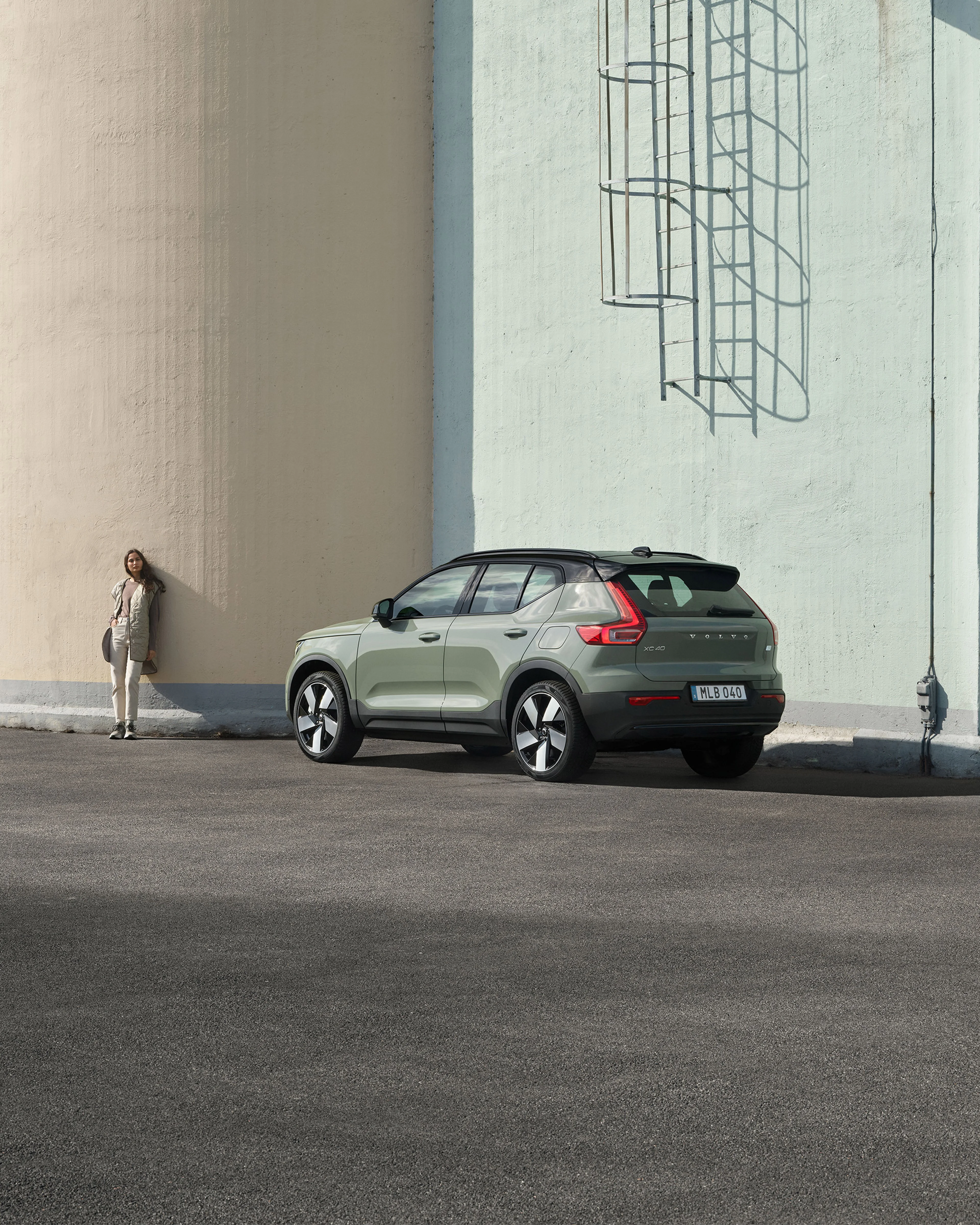 Femme à coté d'une Volvo