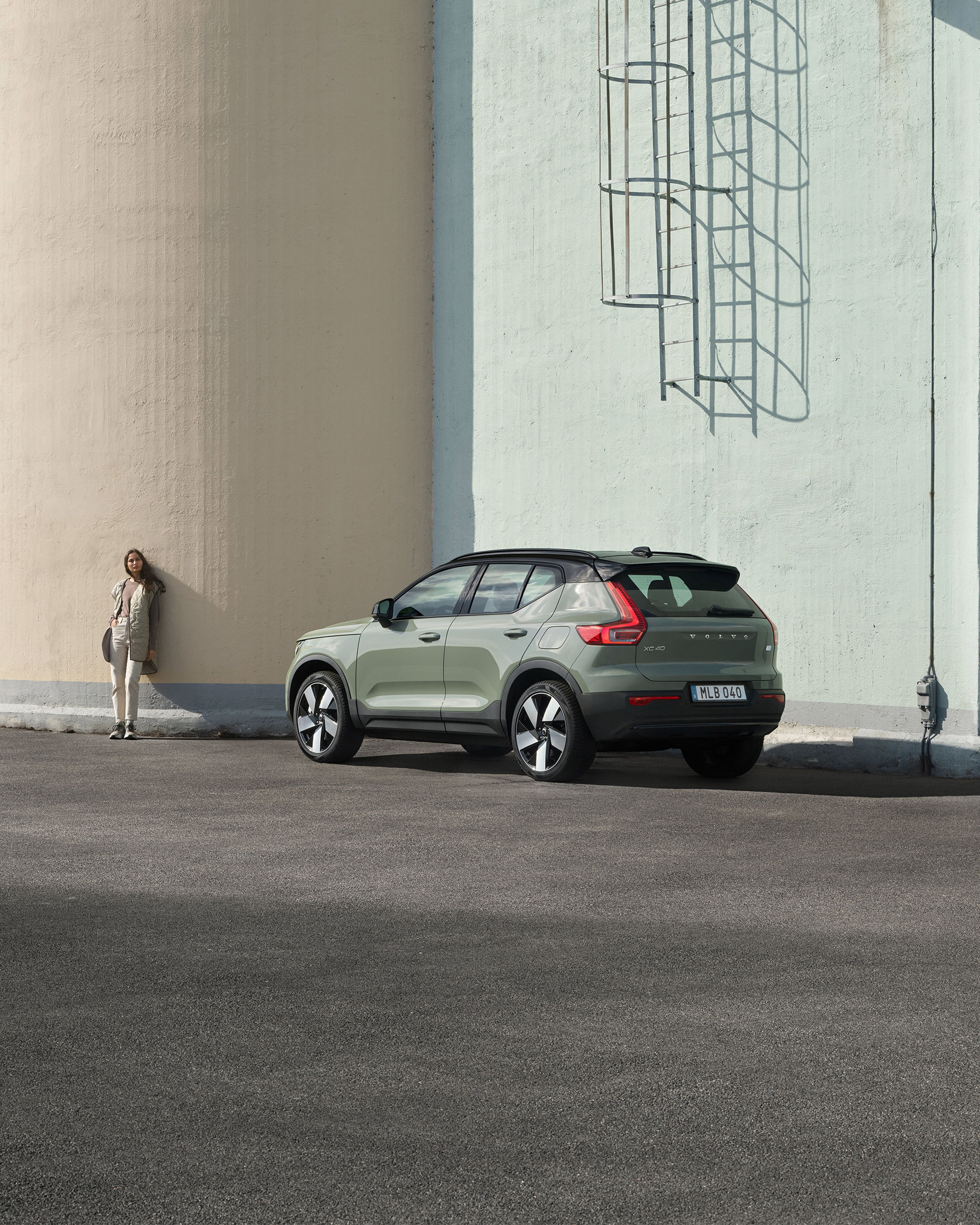 Femme à coté d'une Volvo