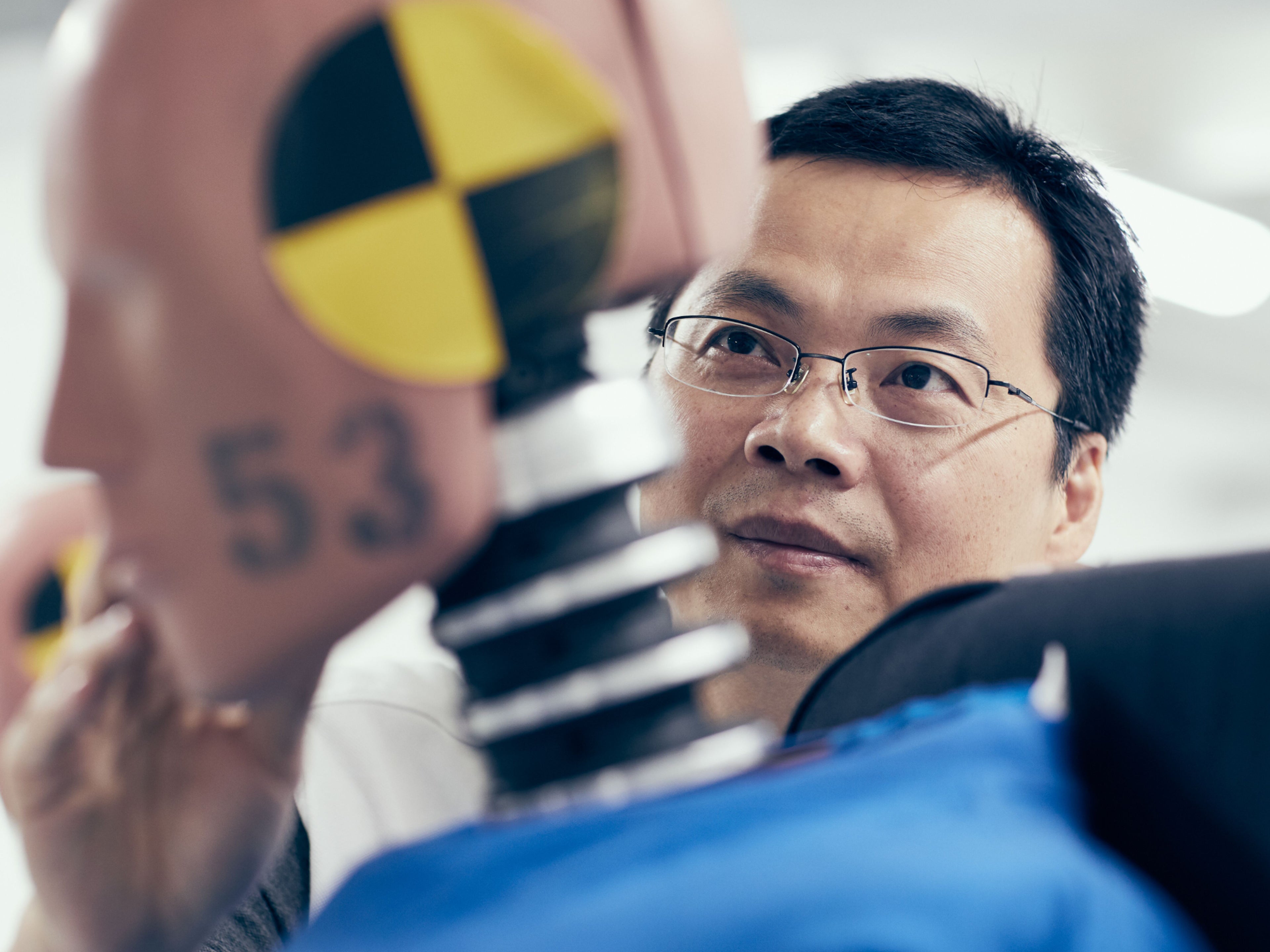 Ein Volvo Mitarbeiter arbeitet gerade an einer Dummypuppe.