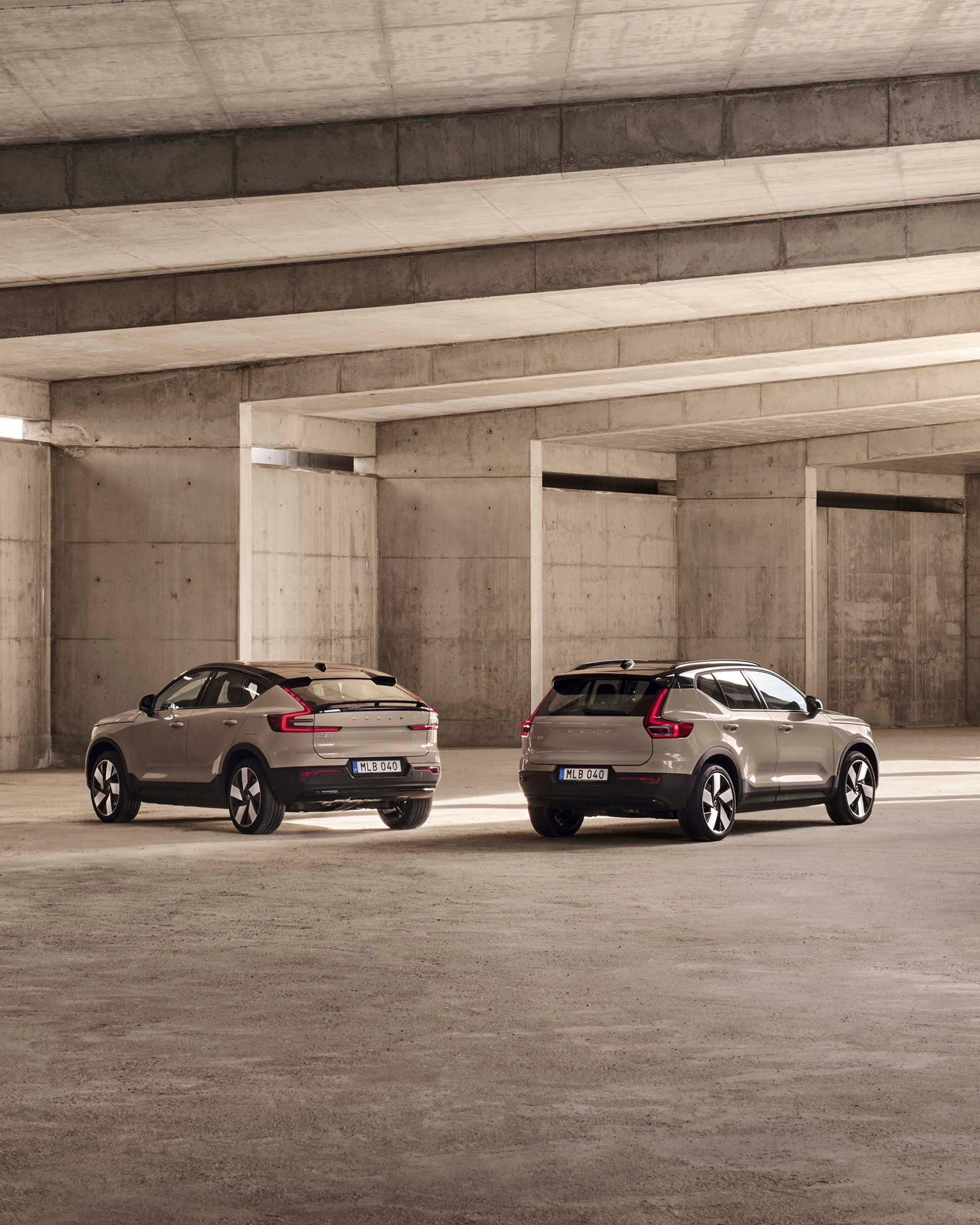 Gama Volvo estacionados en un aparcamiento al aire libre