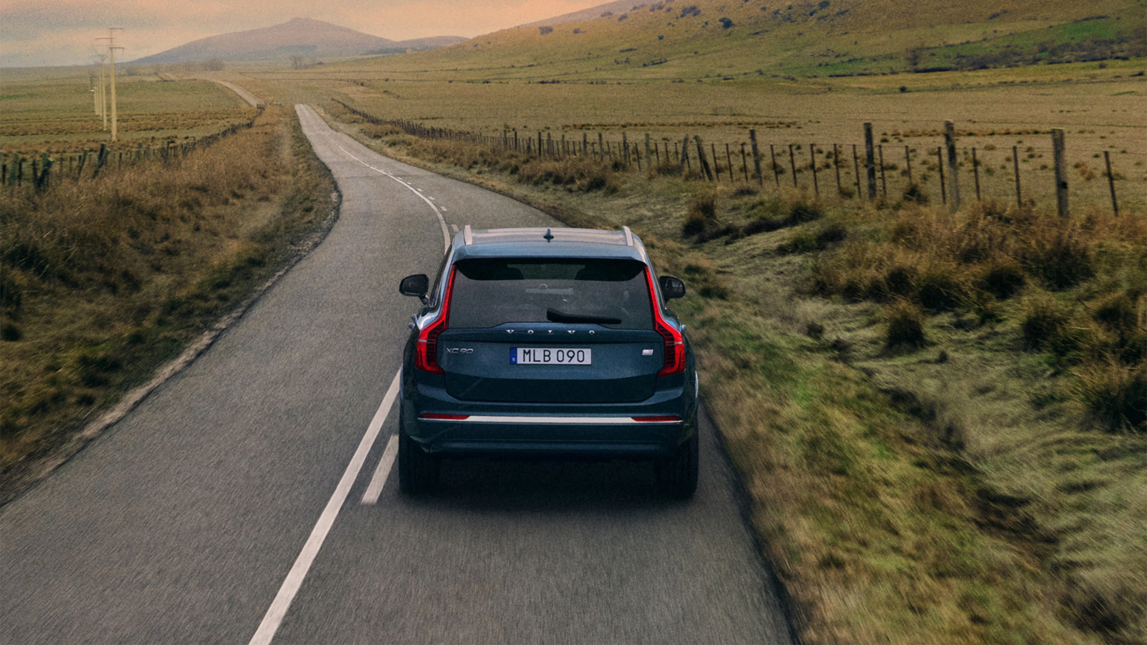 XC90 vu de dos sur route