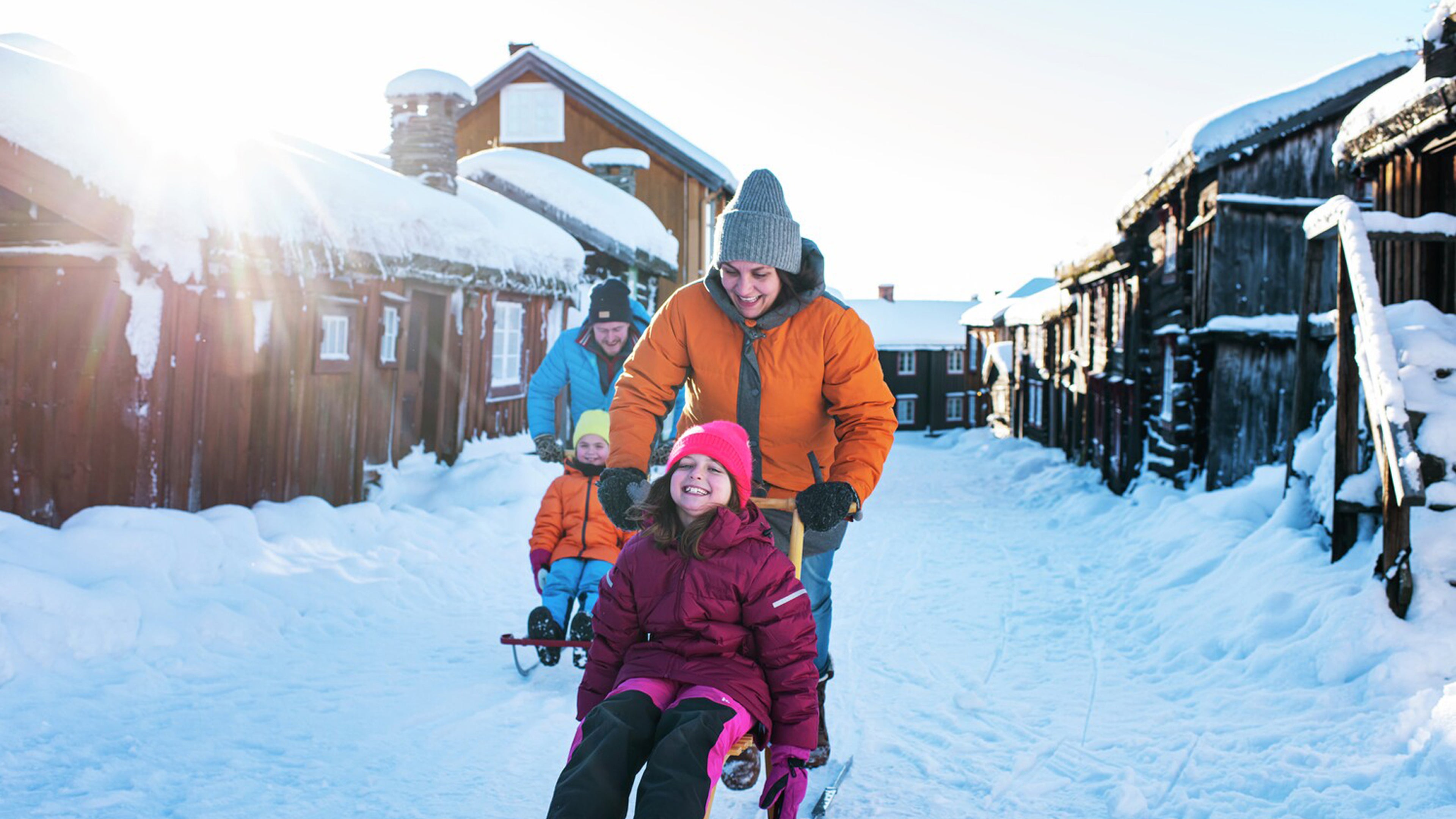 smilende familie på spark