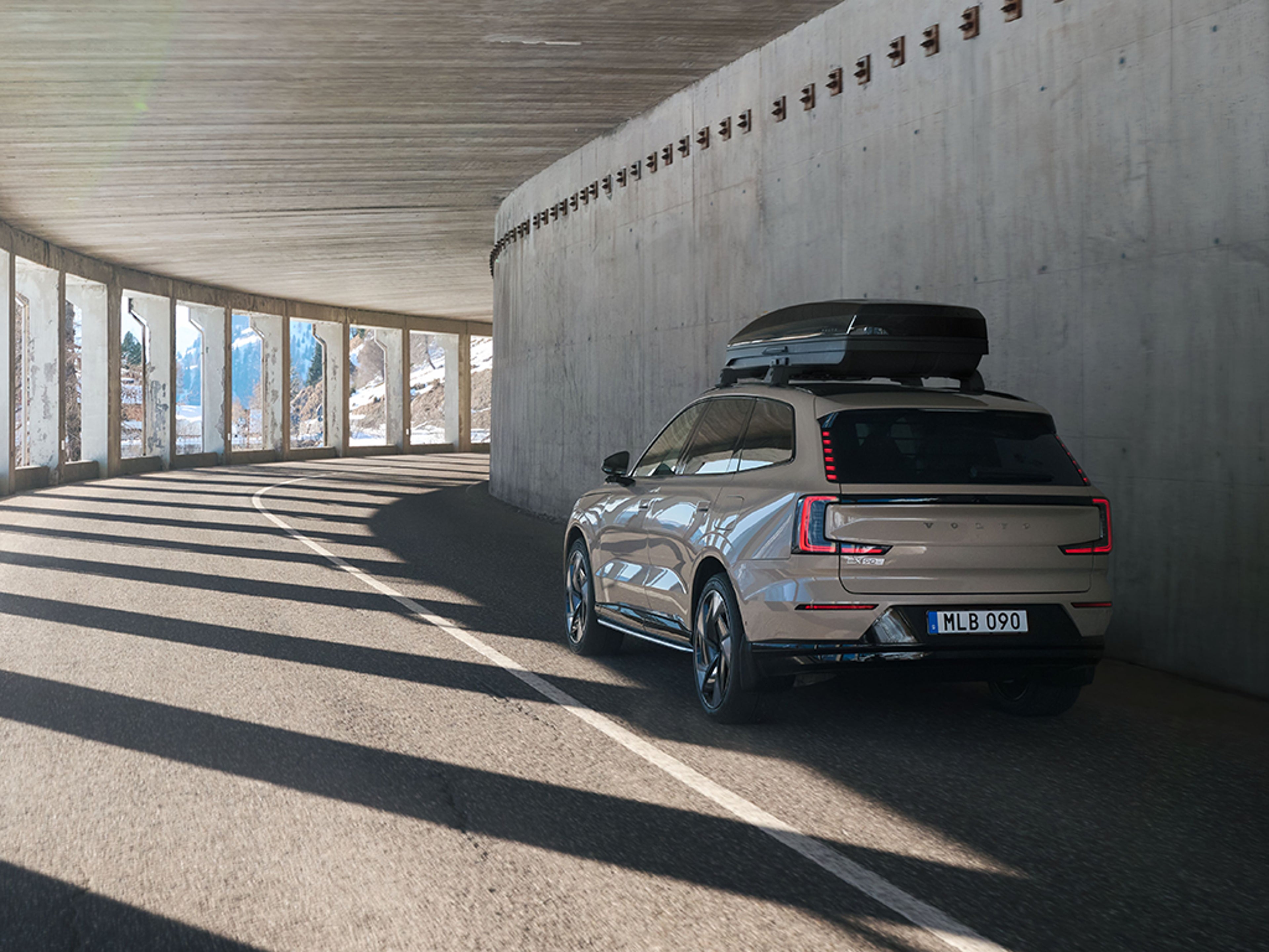 Heck eines fahrenden Volvo EX90