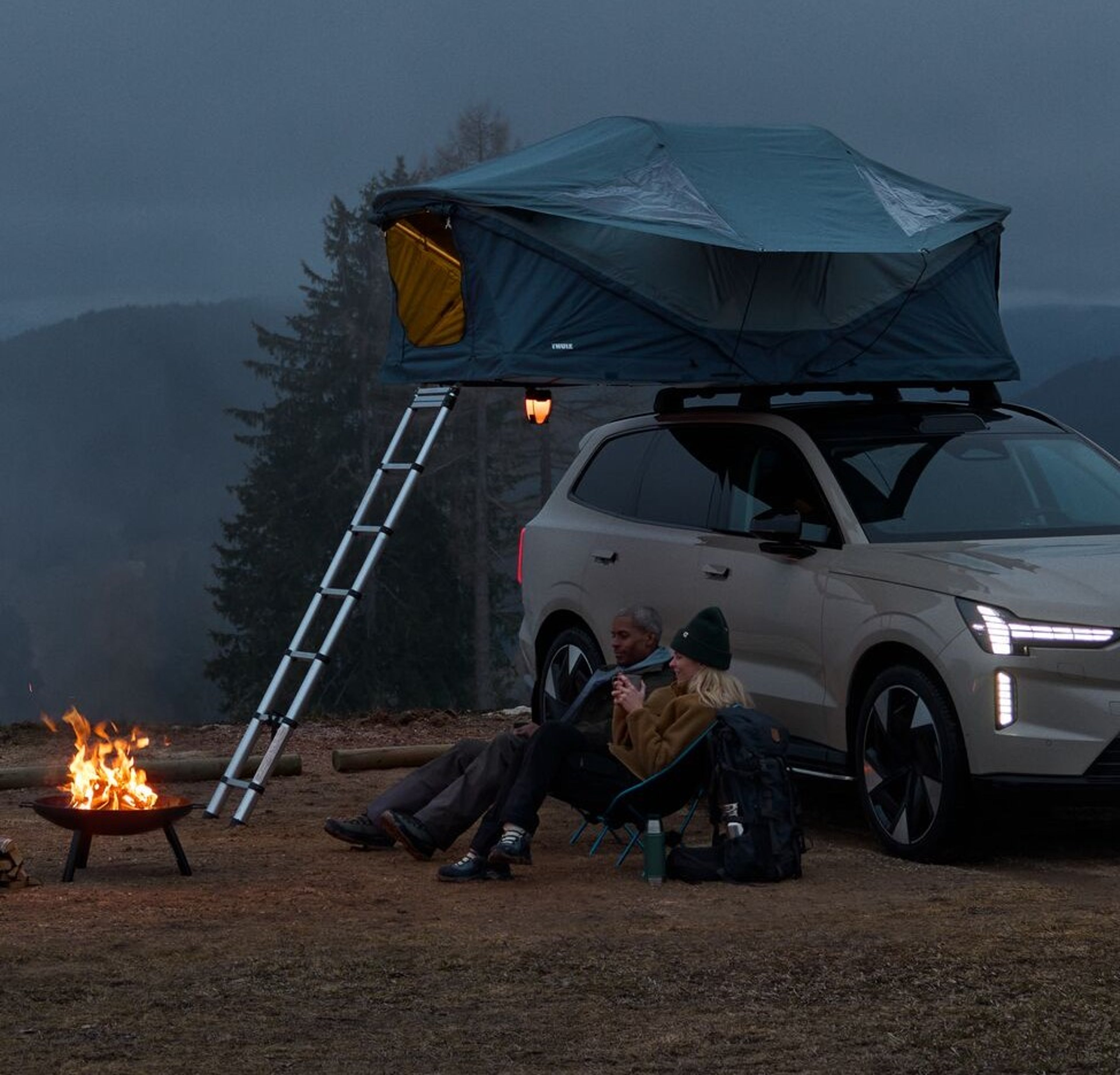 Två personer i ett taktält