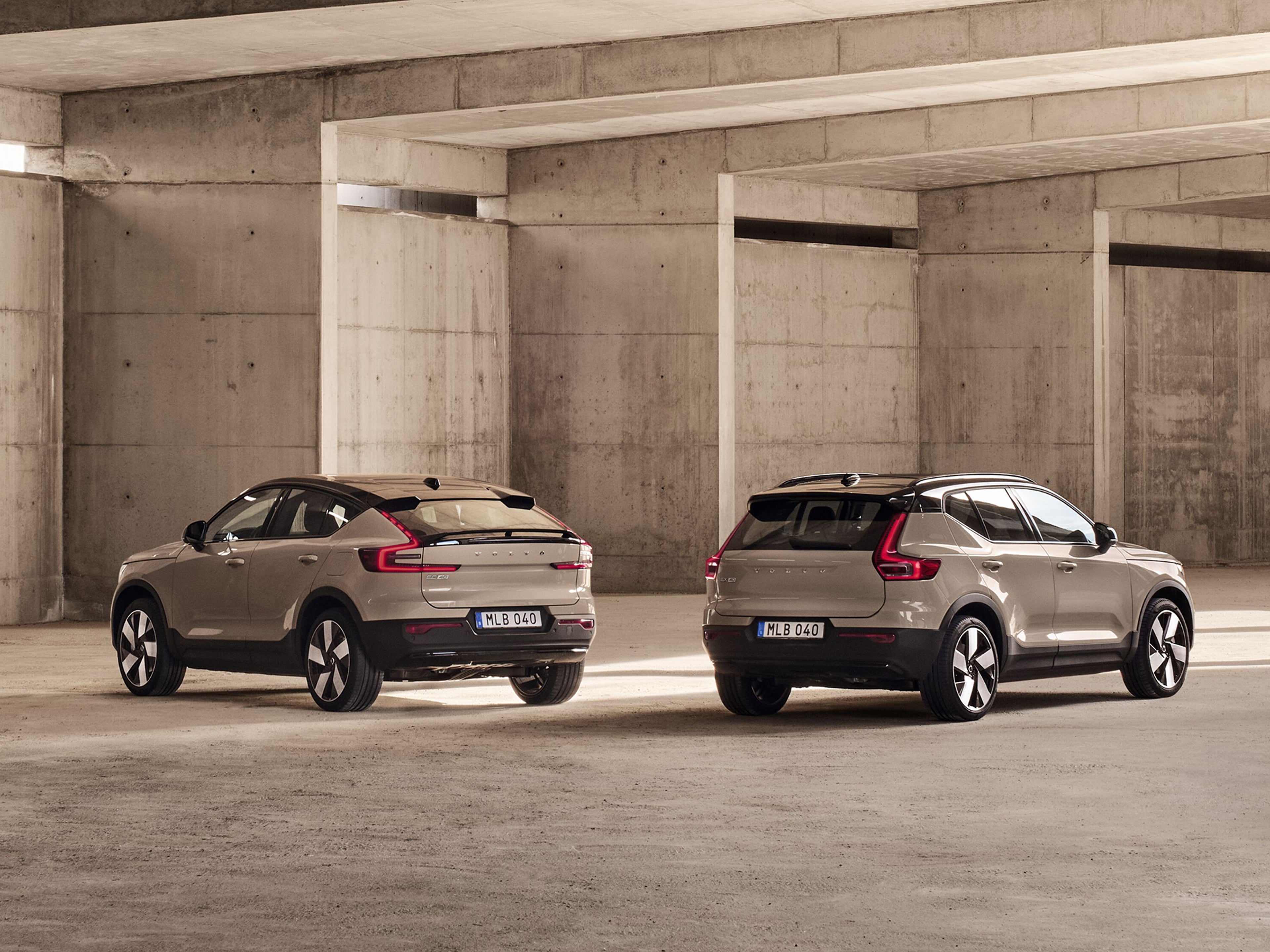 Heckansicht des Volvo EX40 und Volvo EC40.