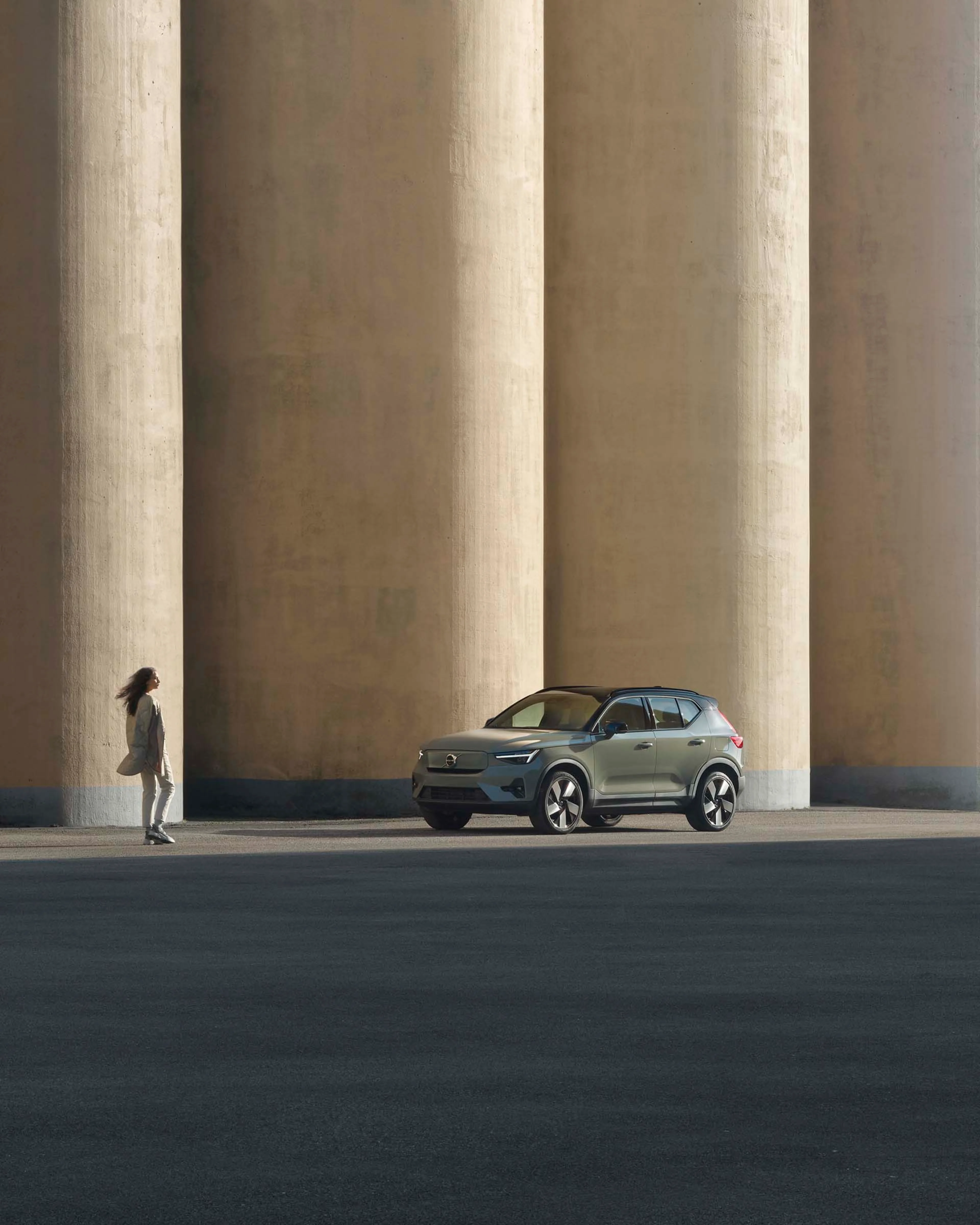 Volvo XC40 eléctrico al lado de unas columnas enormes