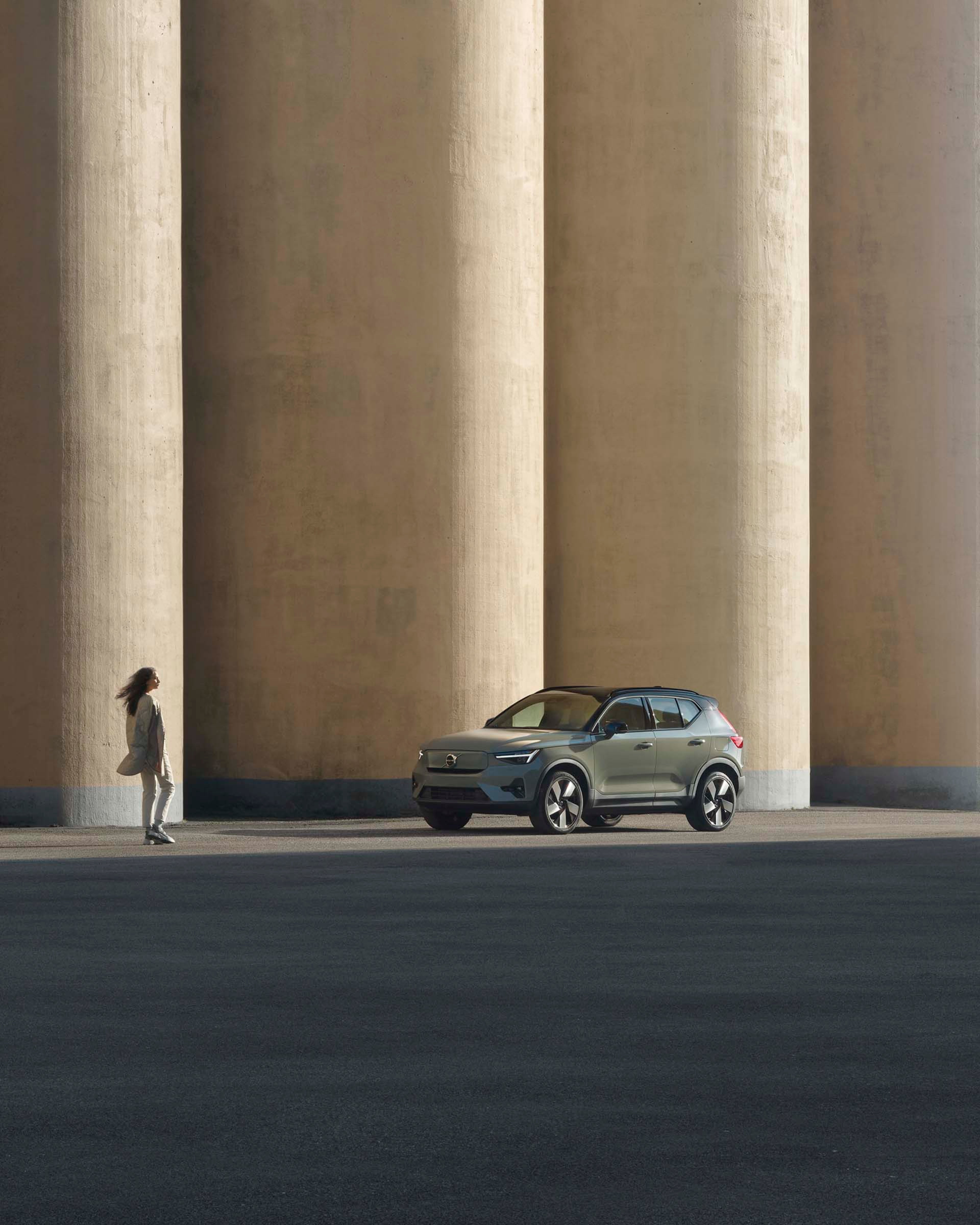Volvo XC40 eléctrico al lado de unas columnas enormes