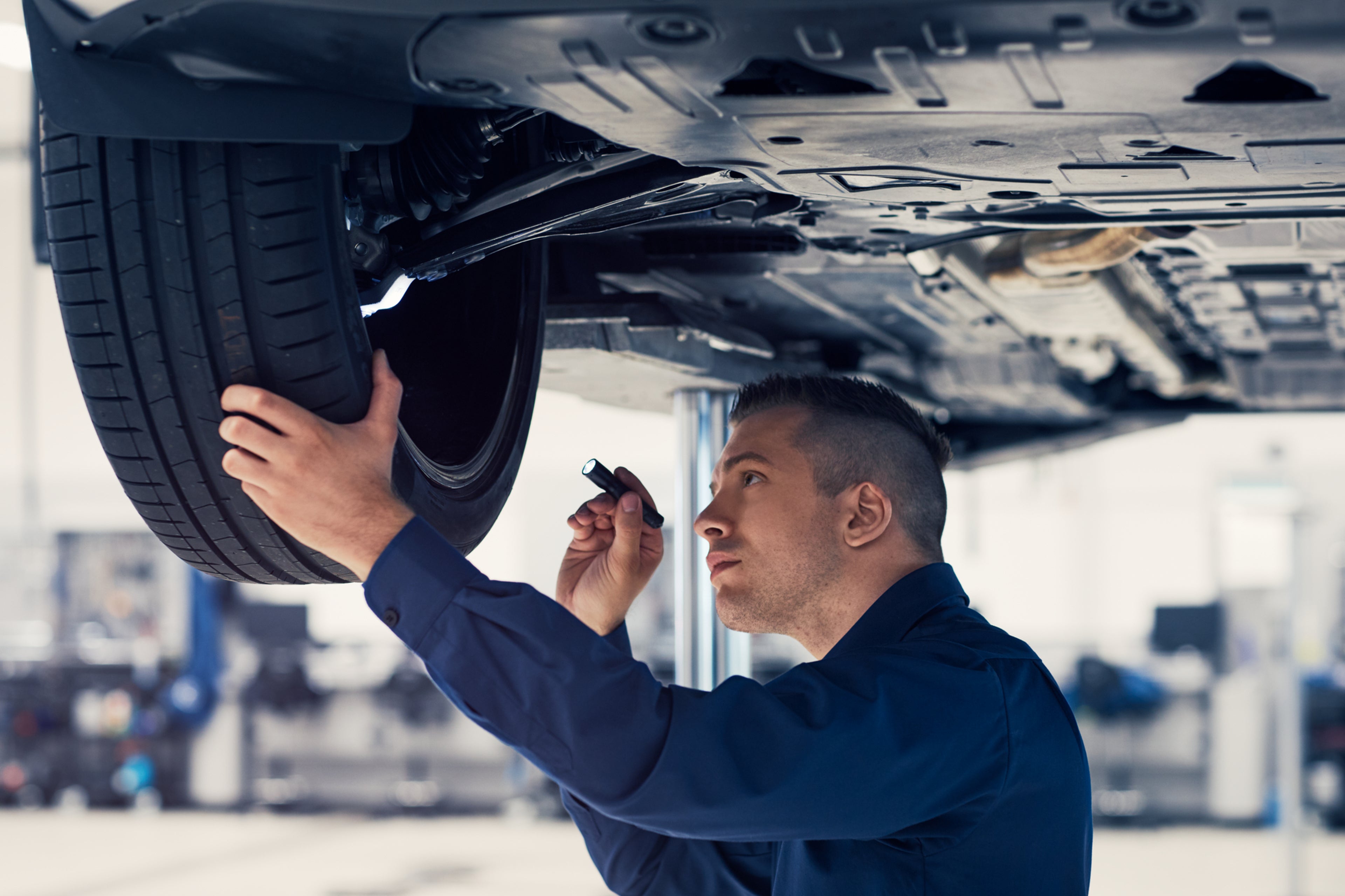 Verificare suspensiei automobilului de tehnician Volvo