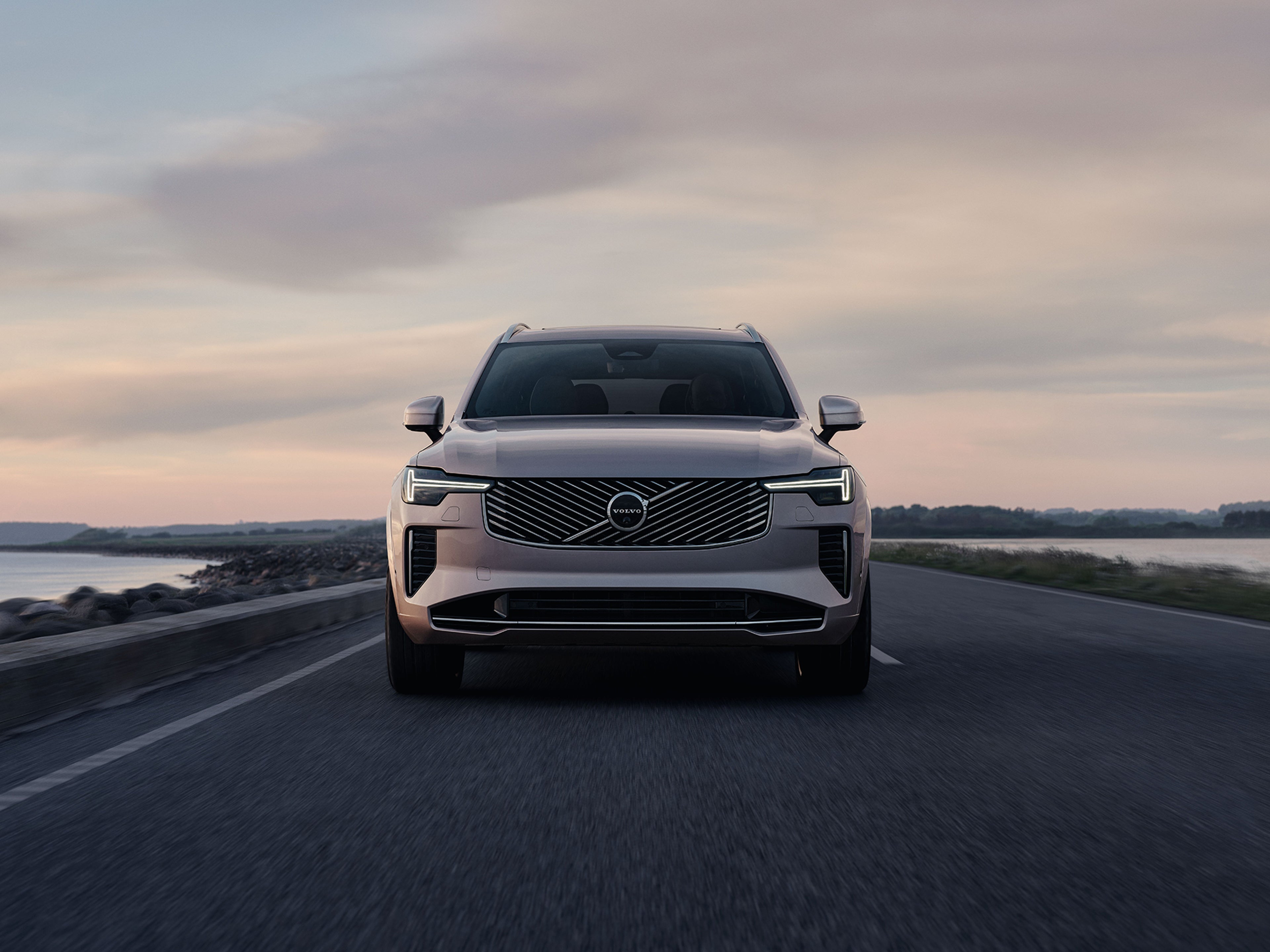 Frontale Ansicht eines Volvo XC90 Plug-in Hybrid.