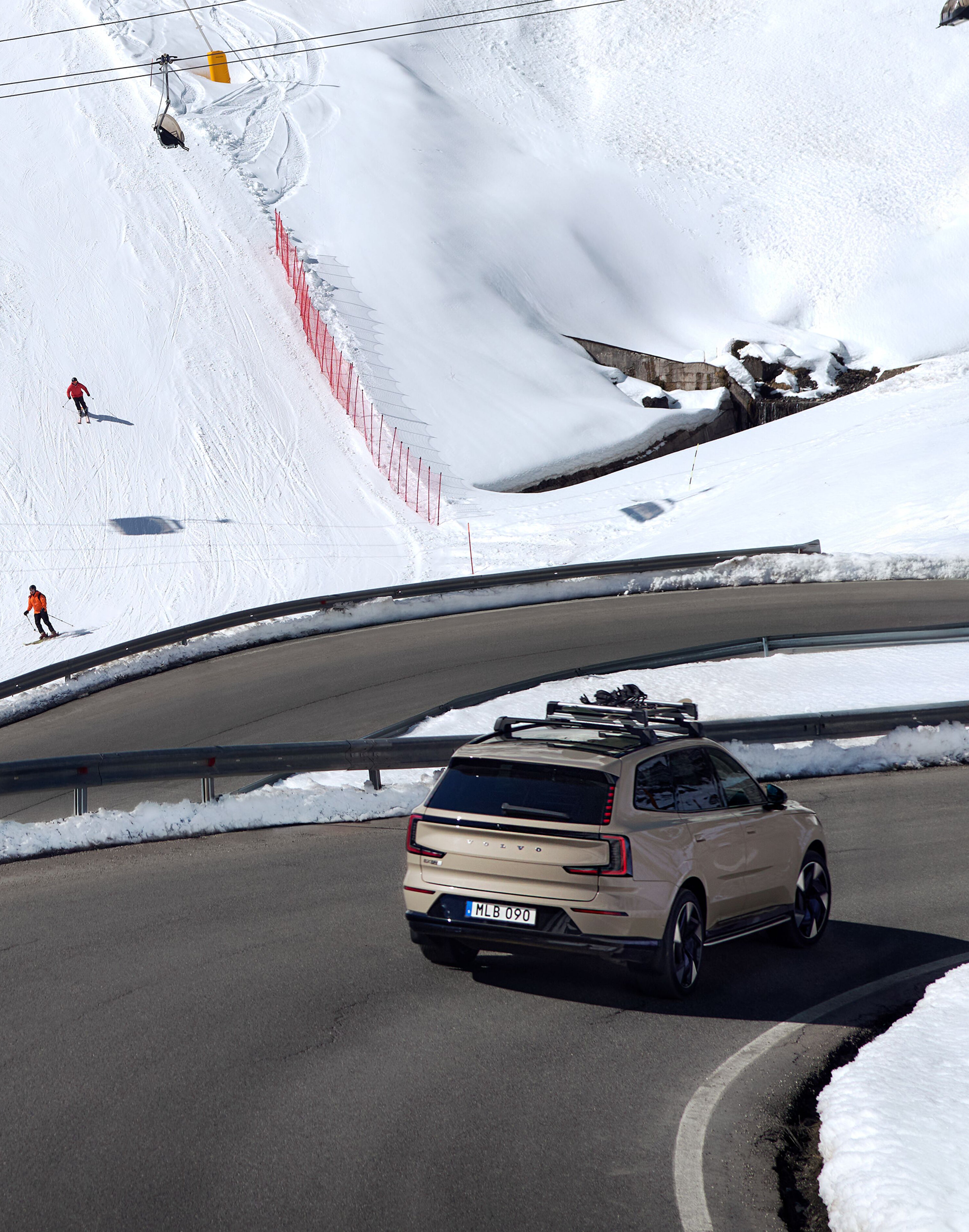 Ein Volvo EX90 fährt an einer Ski Piste vorbei