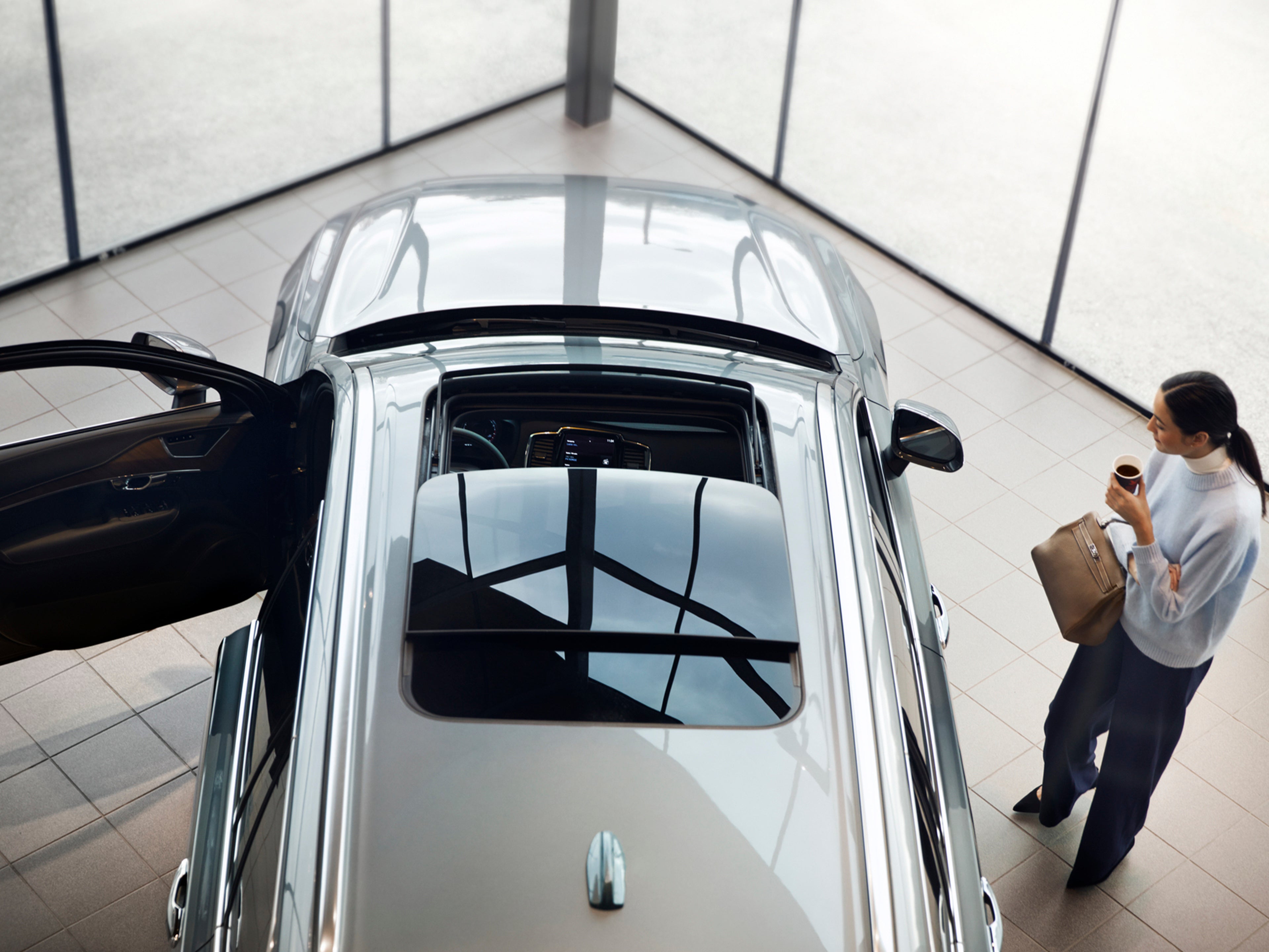 Una persona al lado de un vehículo.