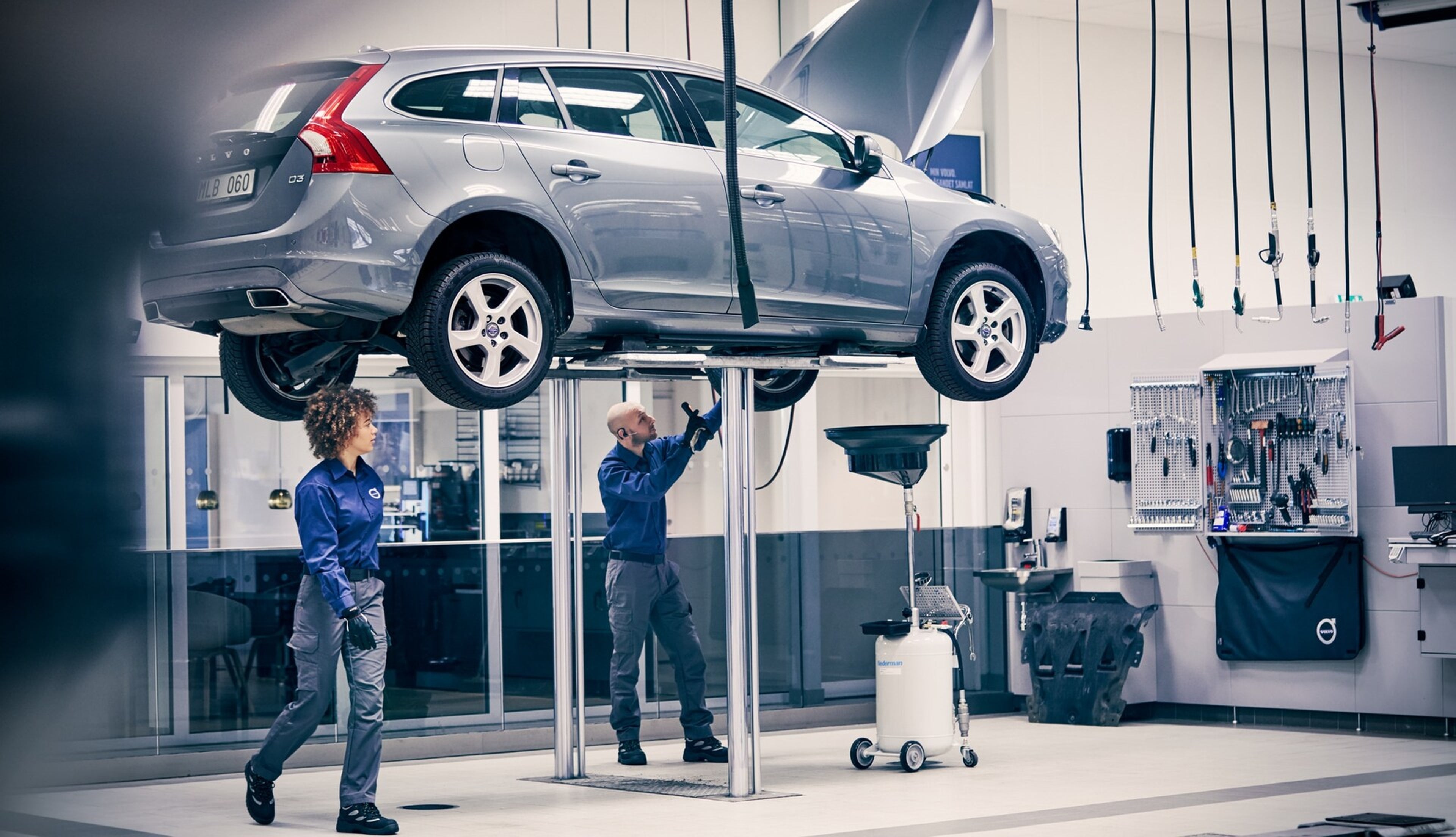 Egy Volvo modell szervizelés közben