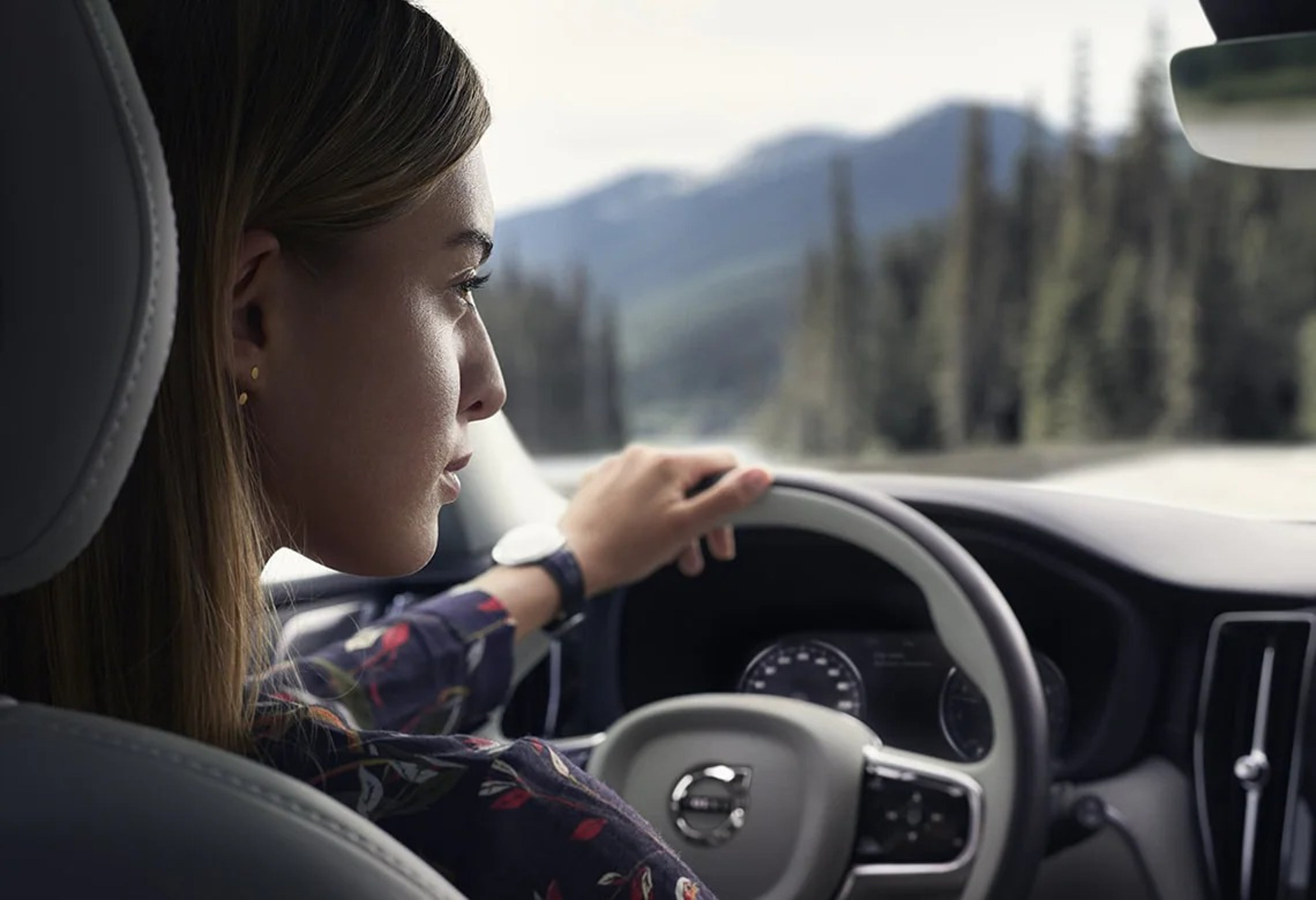 Femme au volant d'une voiture Volvo