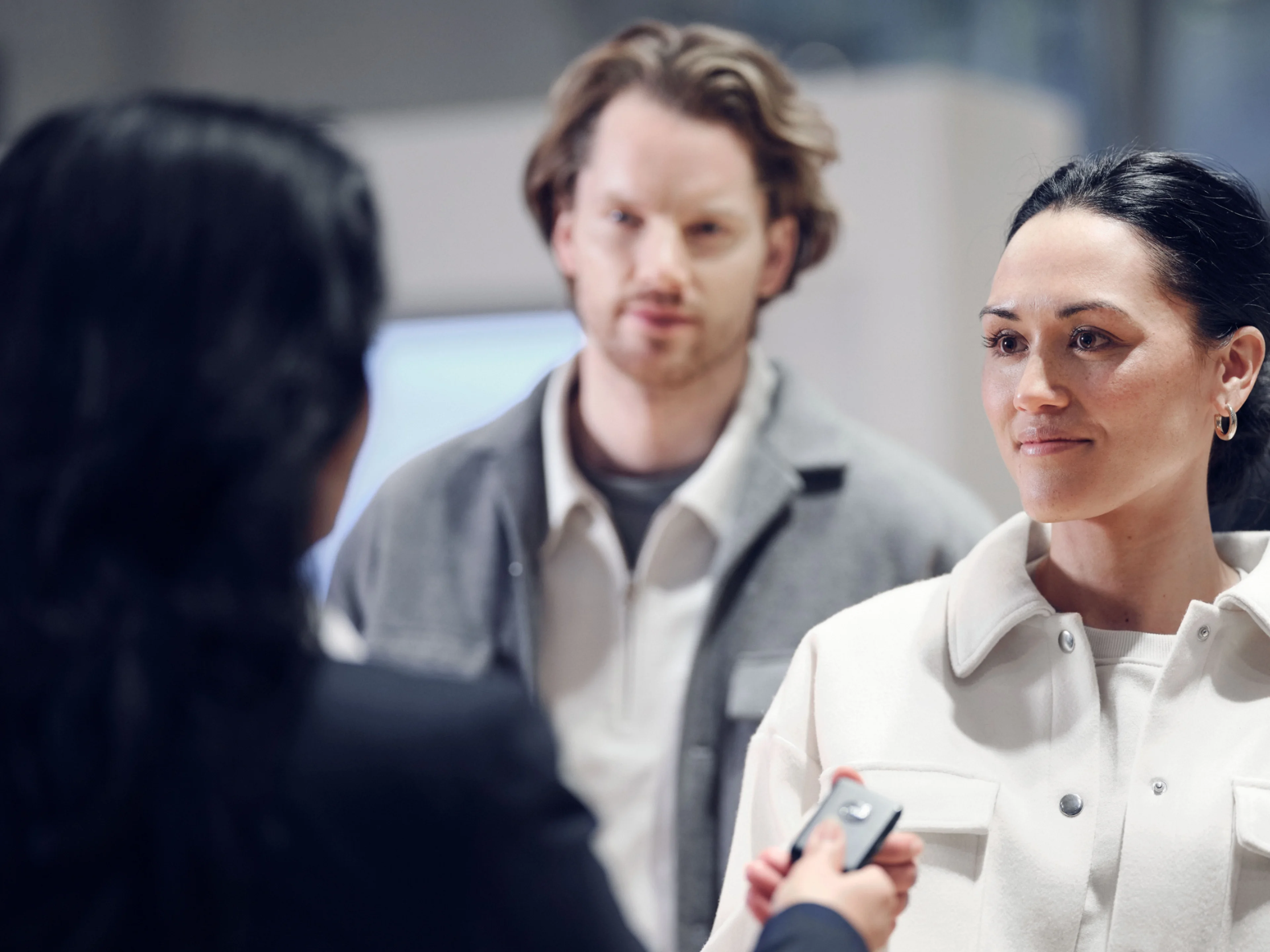 Eine Frau aus dem Service Team von Volvo übergibt einem Pärchen den Schlüssel zu ihrem Volvo