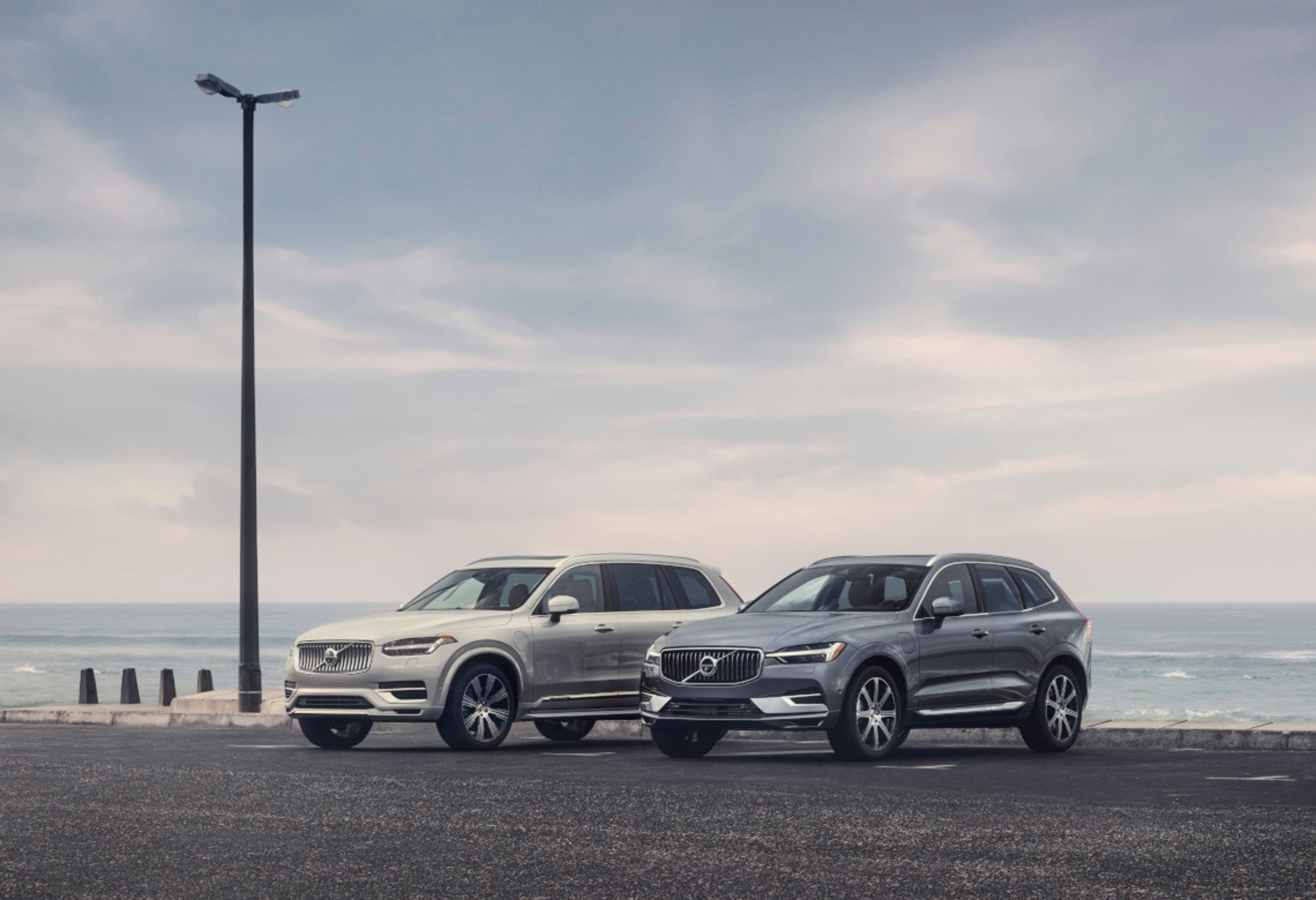 Zwei Volvo SUVs stehen nebeneinander am Meer