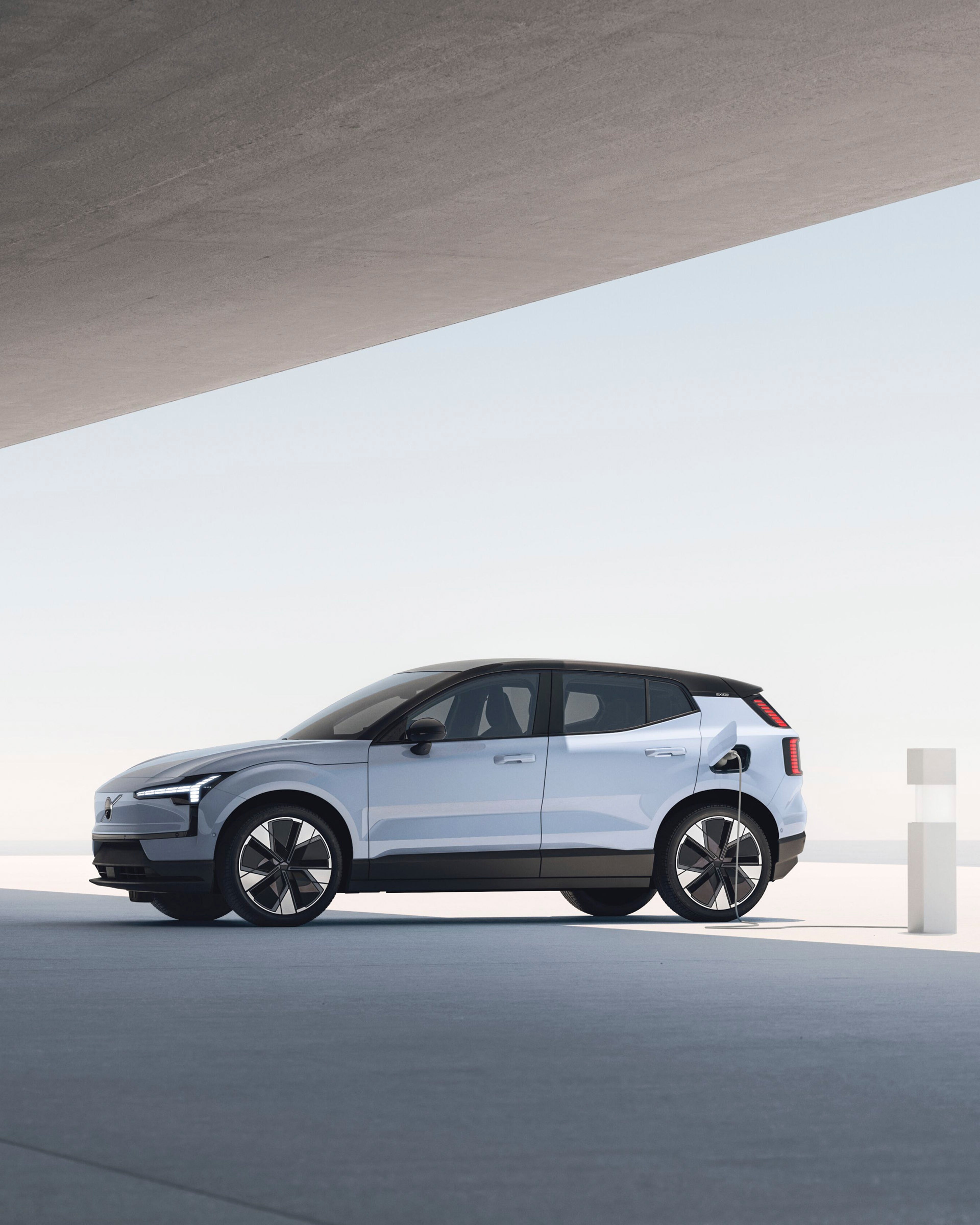 Volvo SUV EX30 eléctrico puro cargando electricidad