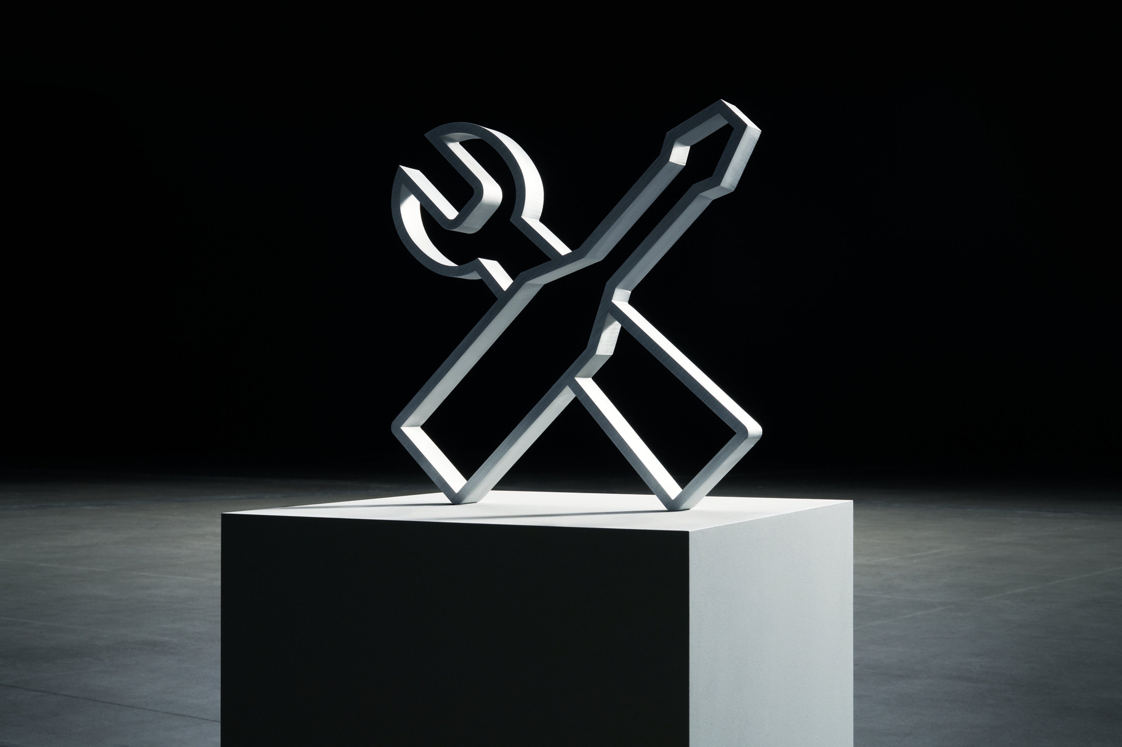 Sigla în care sunt reprezentate o cheie și o șurubelniță