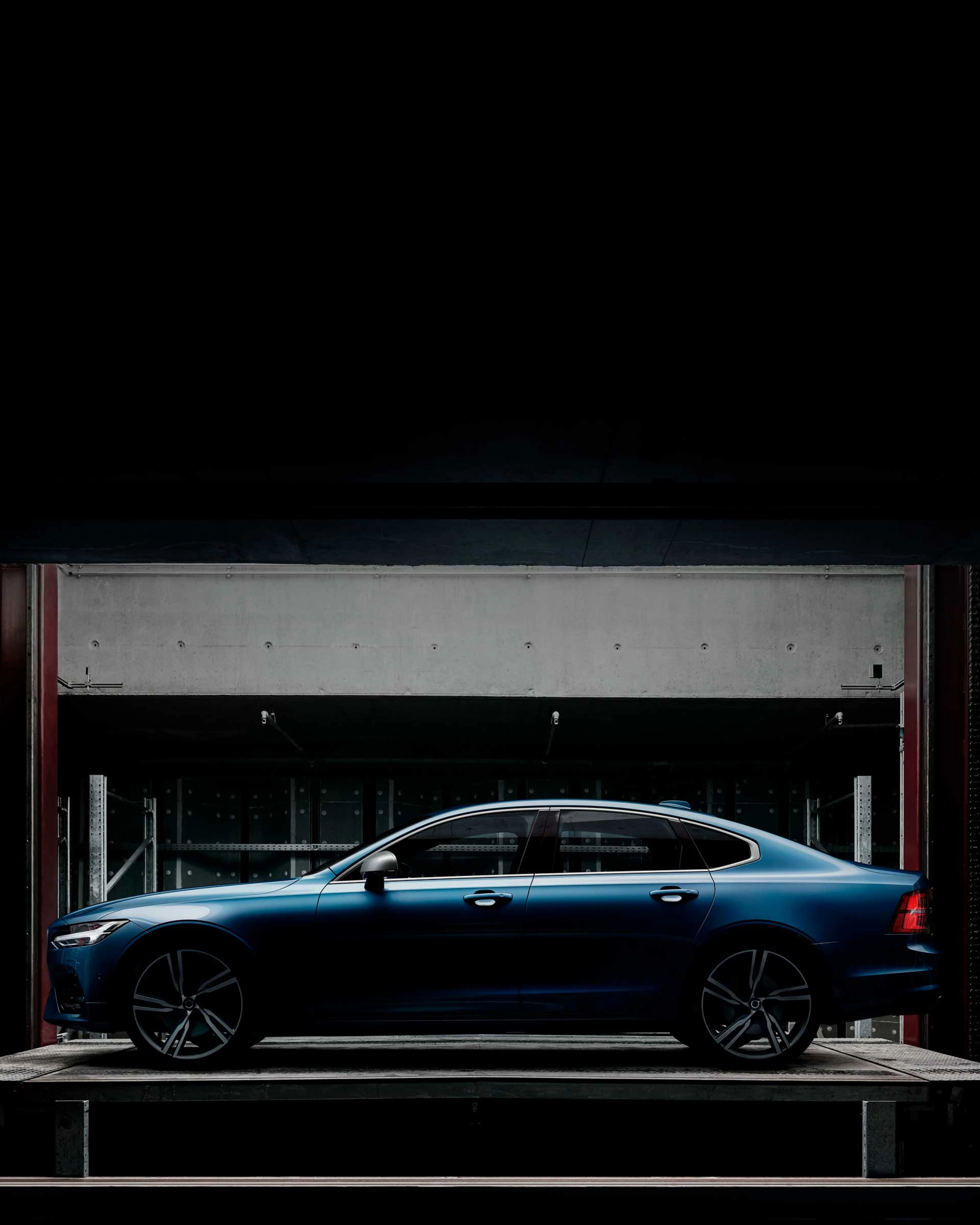 Costado izquierdo de un vehículo Volvo S90 azul