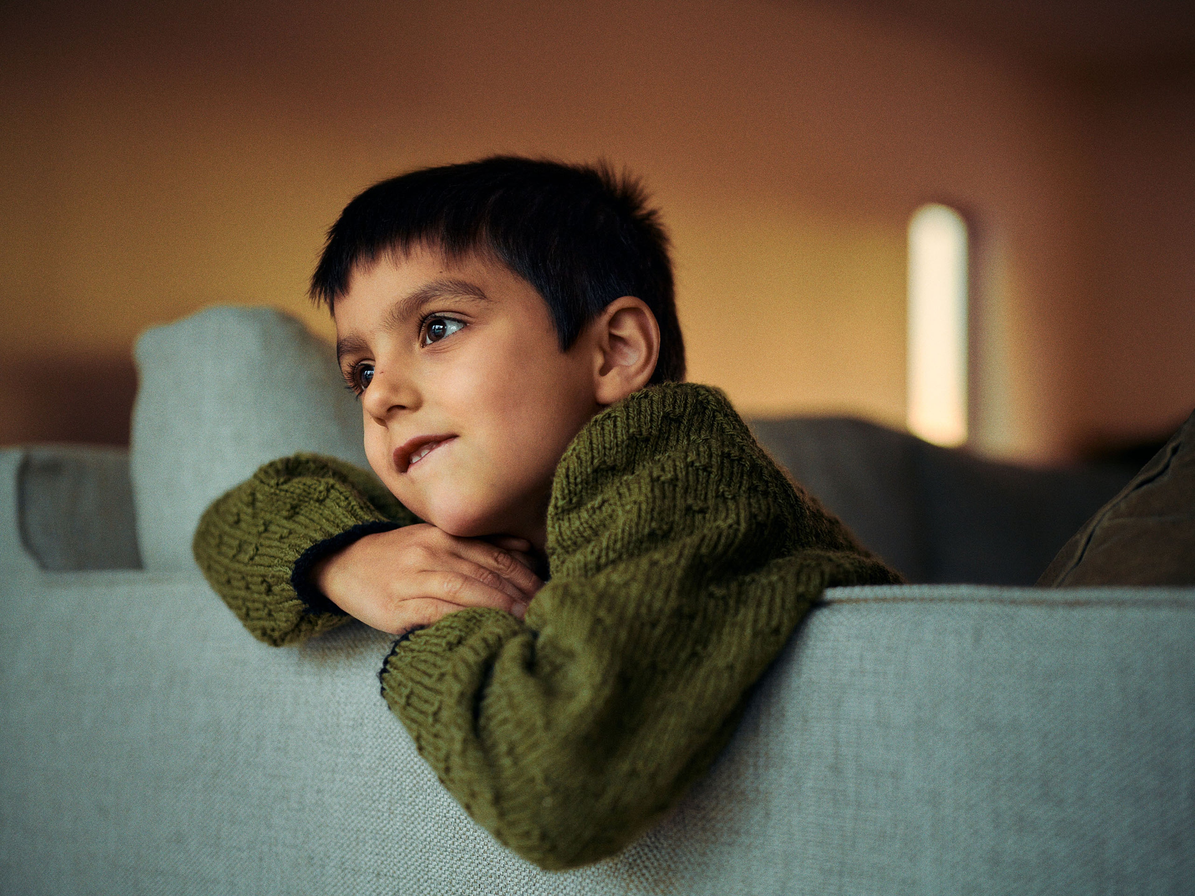 Familie bij een Volvo