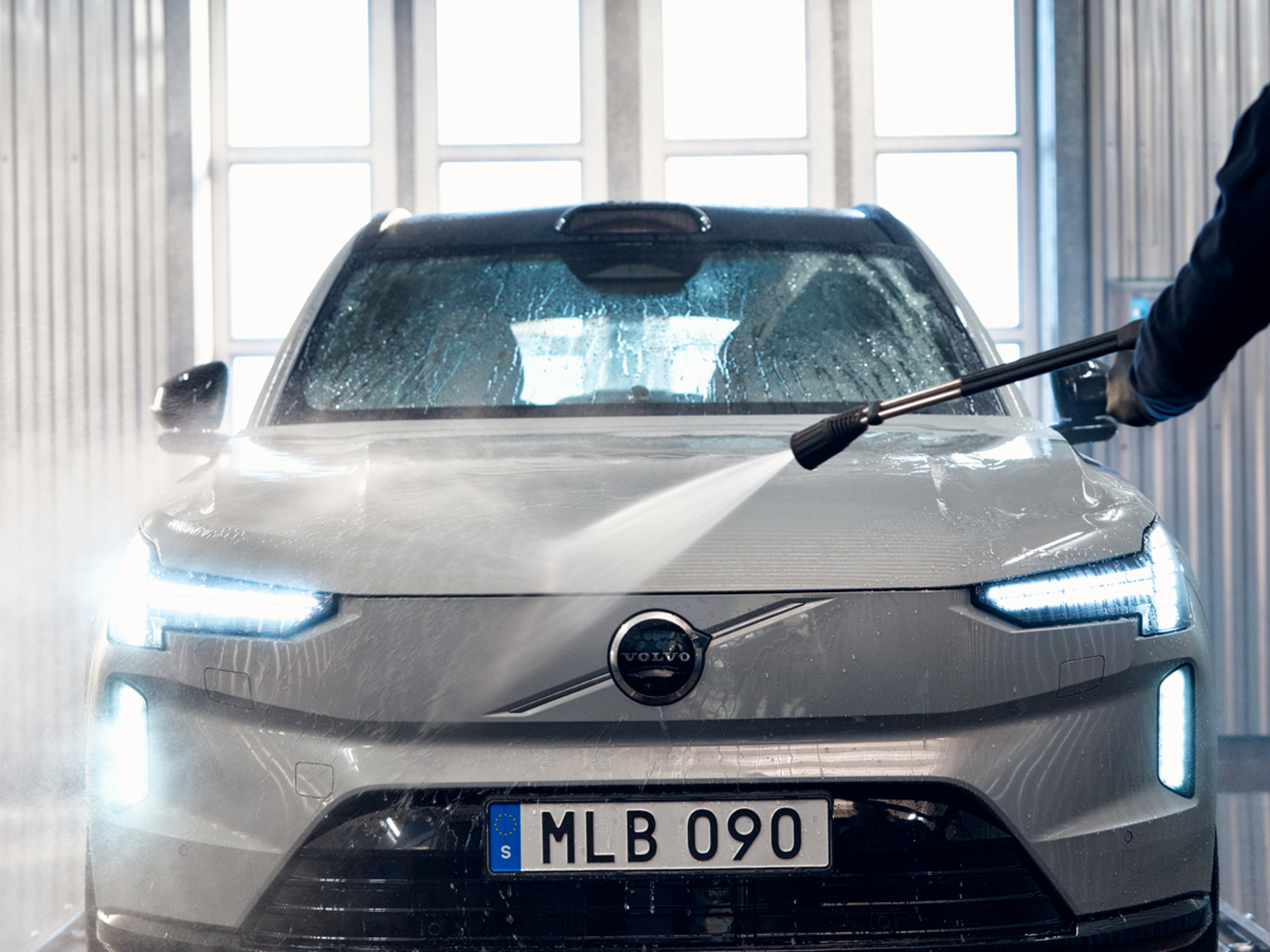 Volvo Servicetekniker tvättar en Volvo