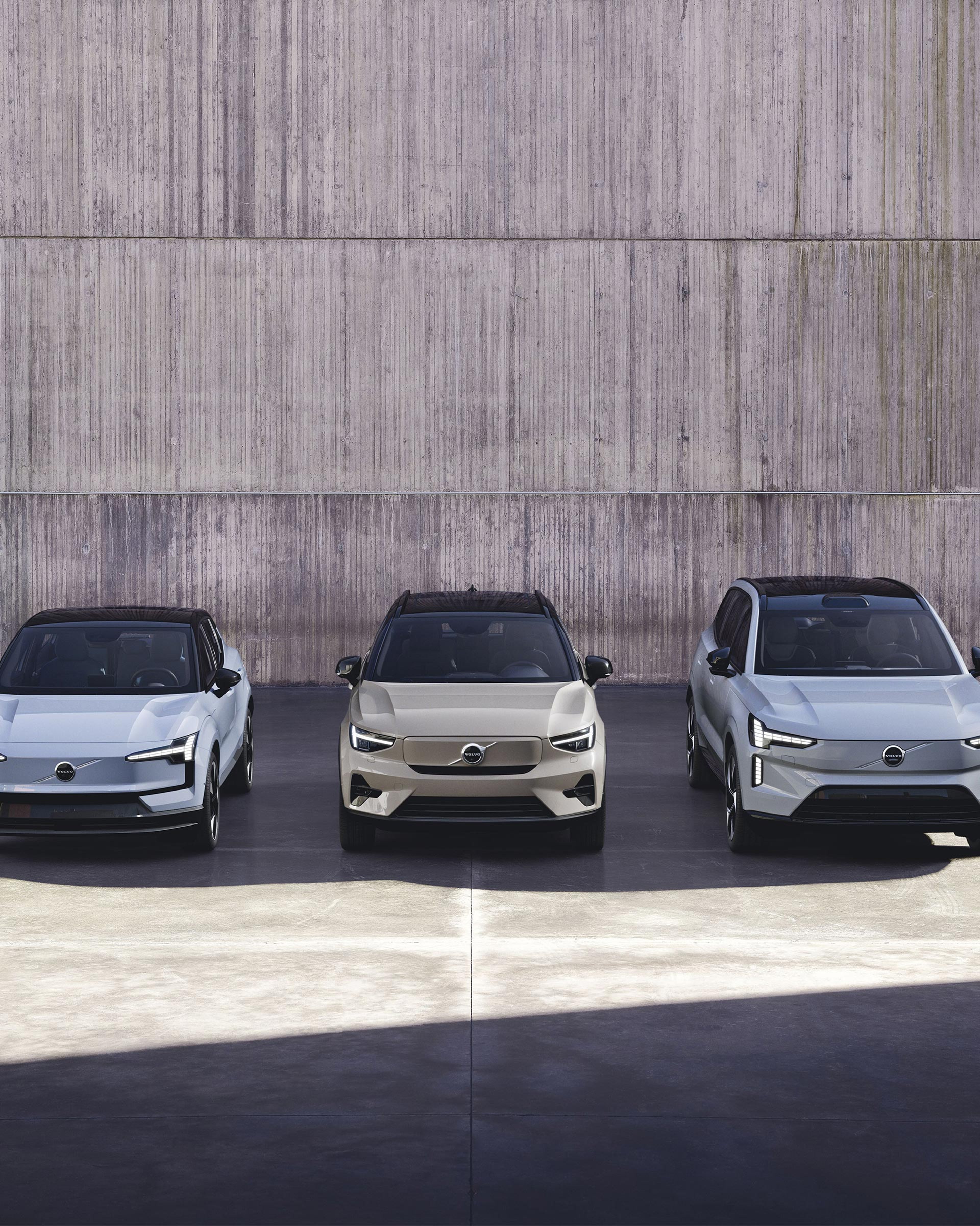 Volvo EX30, EX40 ja EX90 täyssähköiset katumaasturit pysäköitynä rinnakkain.