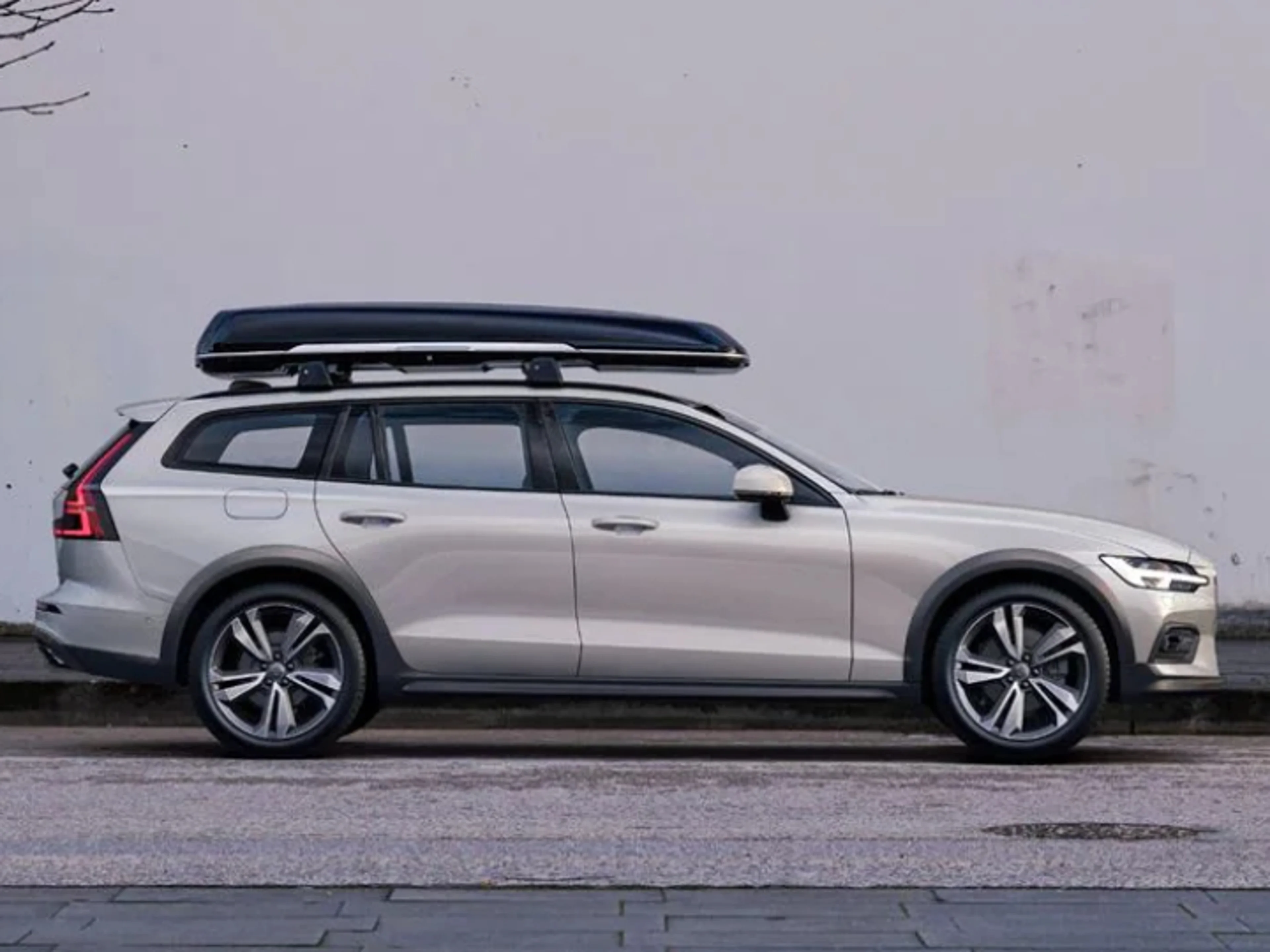 Seitliche Ansicht eines Volvo V60 Cross Country mit einer Dachbox.